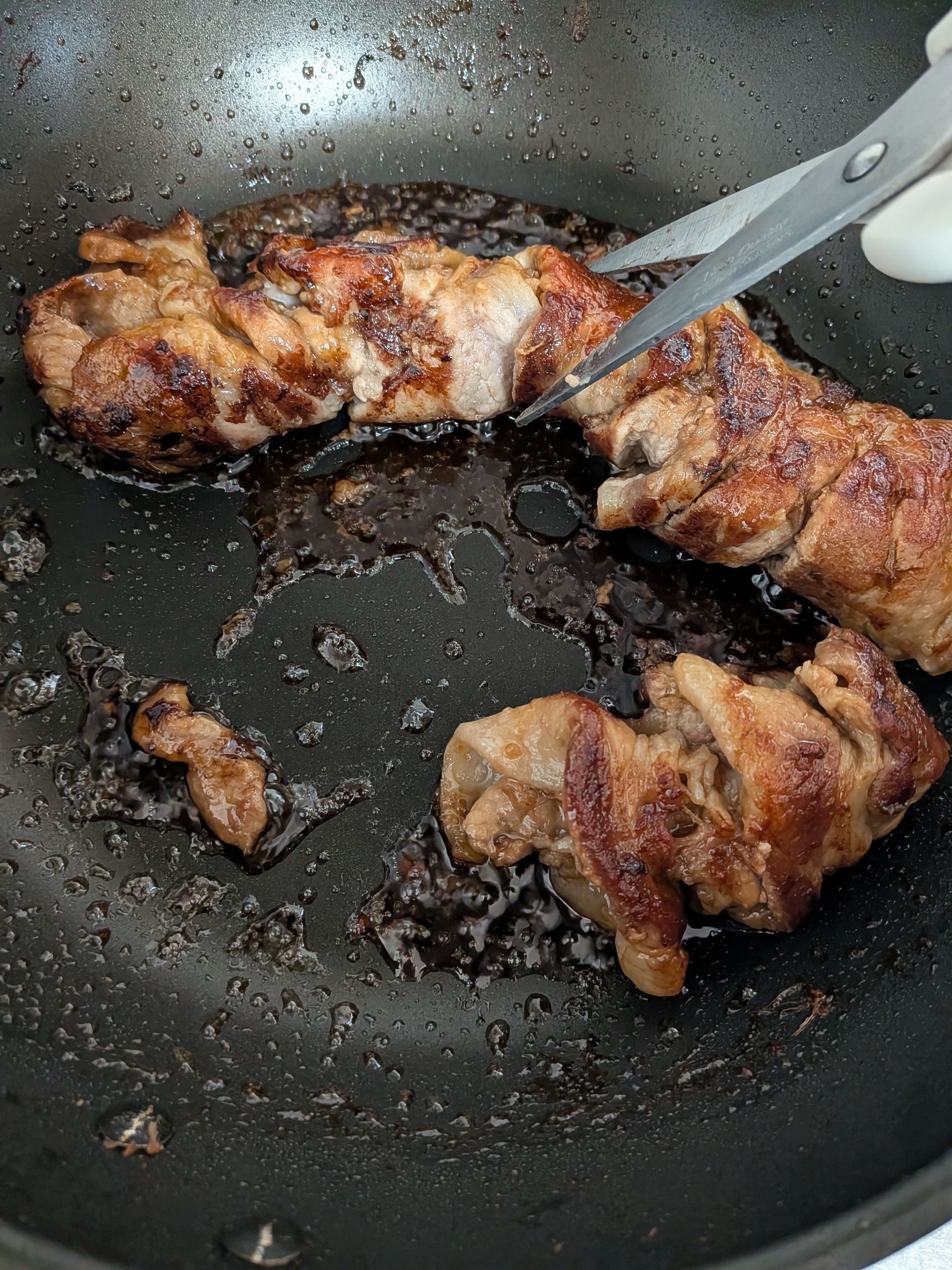 7. お肉の塊を好きな大きさにハサミで切る。フライパンの中で仕上げる。