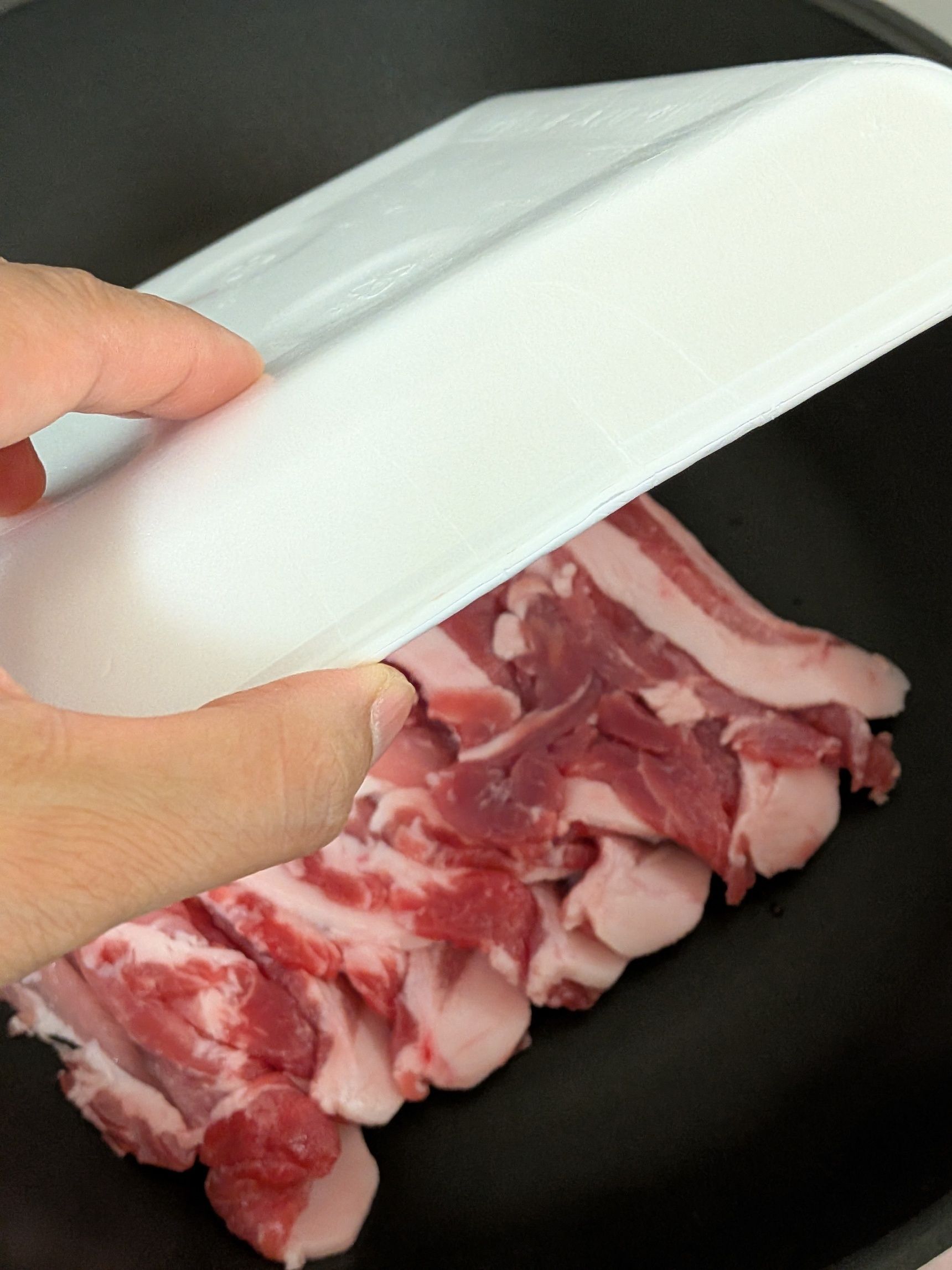 1. フライパンに豚の薄切り肉をドーンと出す。広げる。