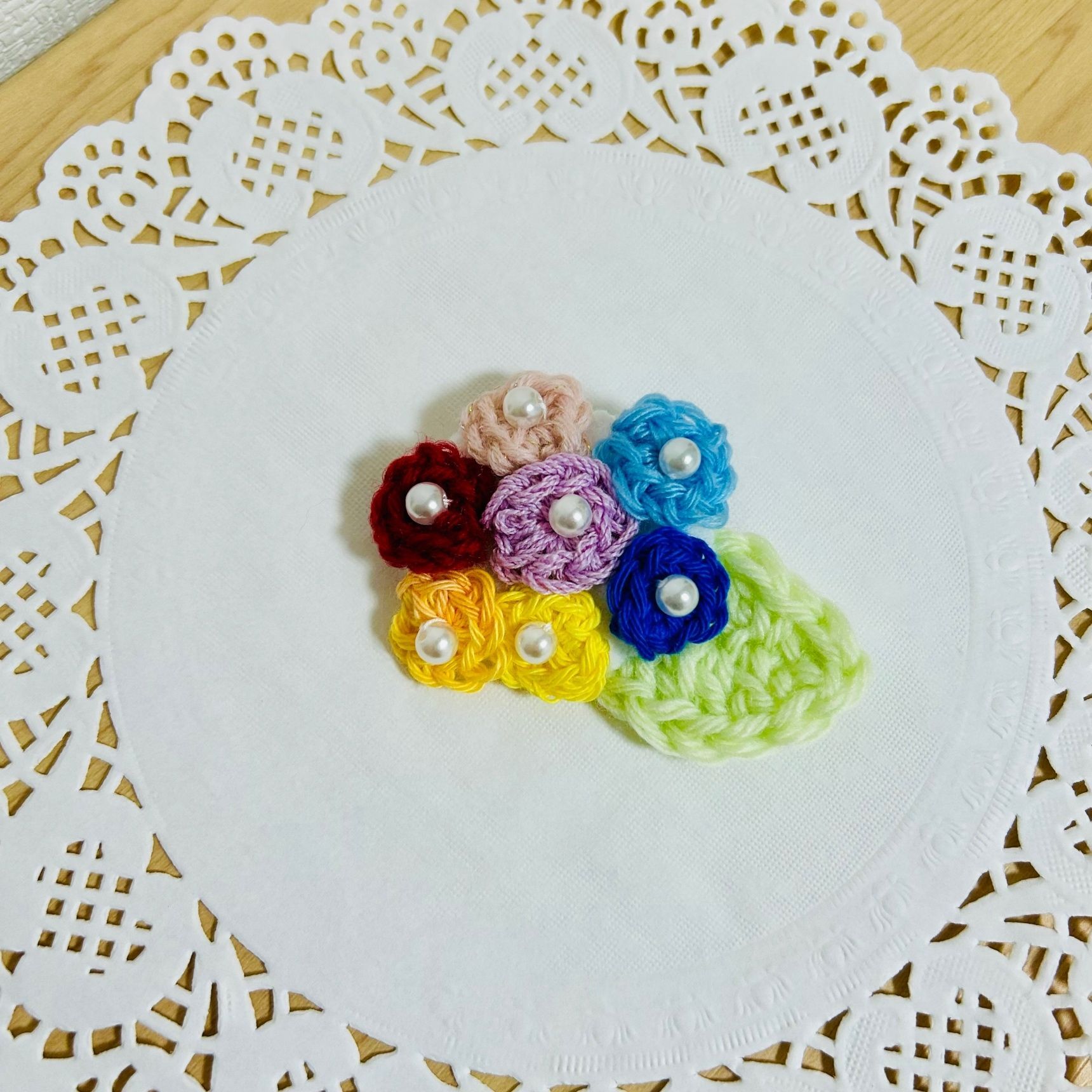 ④カラフルなレインボーカラーの紫陽花ブローチ