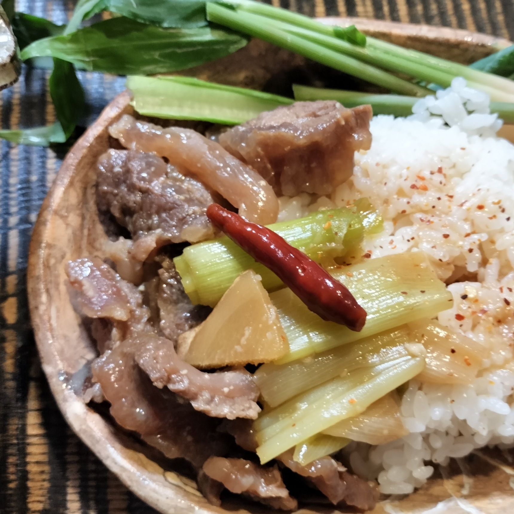 絶品！ピリ辛醤油味噌仕立て！柔らか〜コク旨！牛すじ煮込み丼！牛すじ出汁ラーメン！