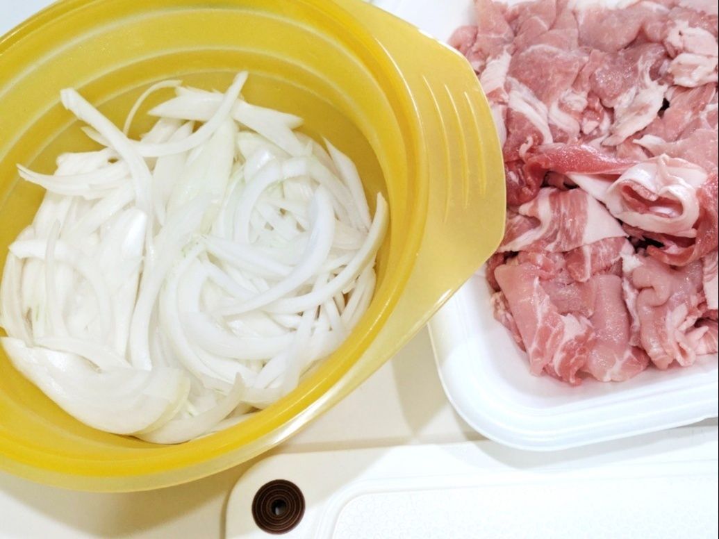 生姜焼きの肉を巻く