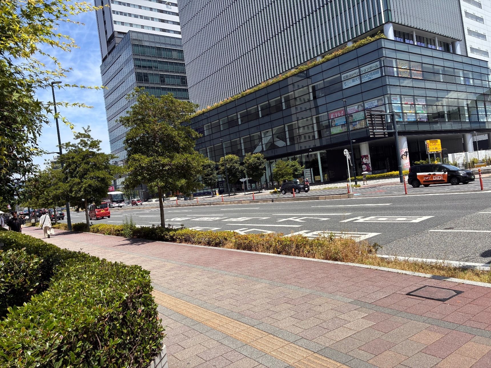 大通り沿いに西へ