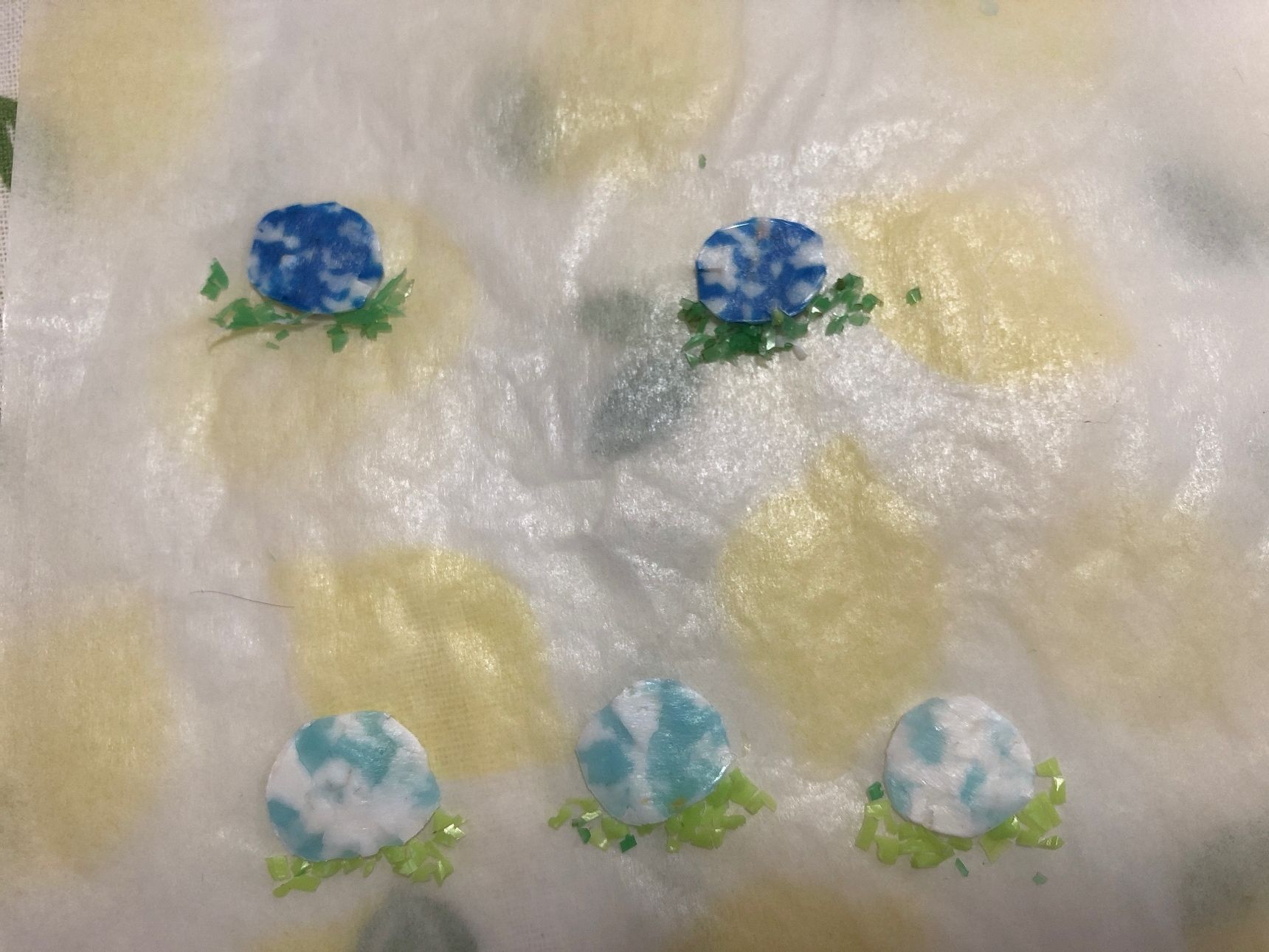 上の紫陽花（青）には緑の刻んだキャップを、下の紫陽花（水色）には黄緑の刻んだキャップを、追加で置きます