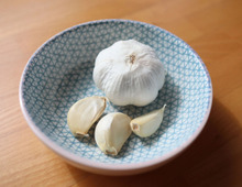にんにく、野菜室に入れてたら損！実は「冷凍」が正解だった♡今知っておきたい長持ち保存ワザ