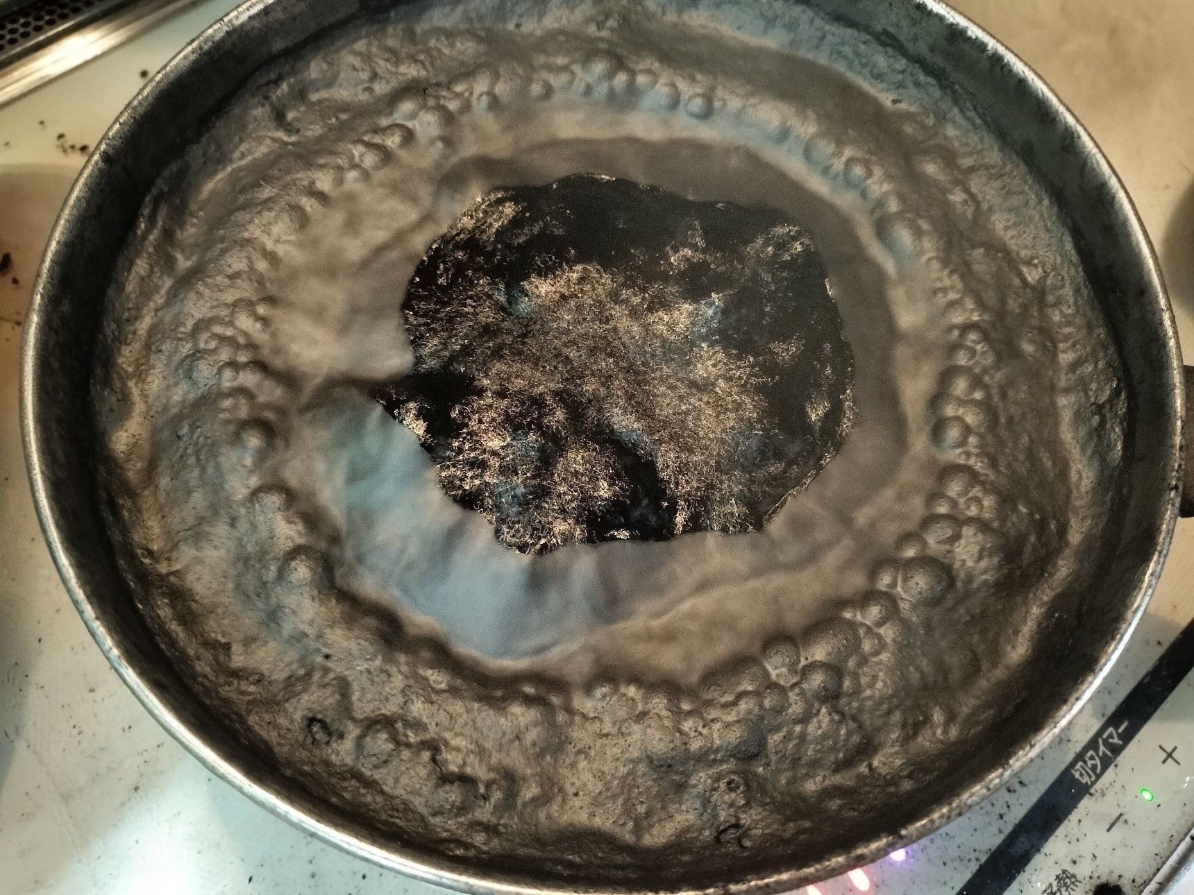 3、火にかけ、沸騰したら、中火で10分程煮出す
