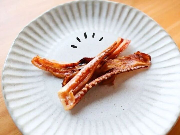 カチカチ過ぎて食べにくい…!「あたりめ」が驚くほどやわらかくなる裏ワザ。小さじ1杯加えるだけ♪