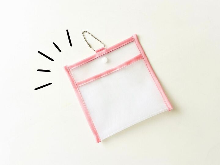 【セリア】「バッグの中がジメジメ問題」をついに解決!フラットな『専用ポーチ』がこれからの季節に大活躍♪