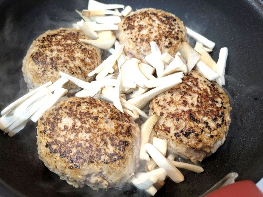 ③ハンバーグを焼きます