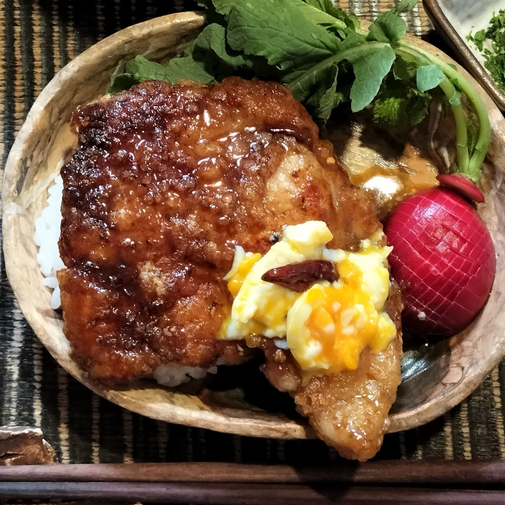 コレかけてコク旨！濃厚ピリ辛甘辛ポークステーキ！とろとろ半熟卵！