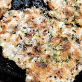 のり塩ごま油をつけて絶品！エビゴマ香るカリッと香ばしい、もちもち大根餅！