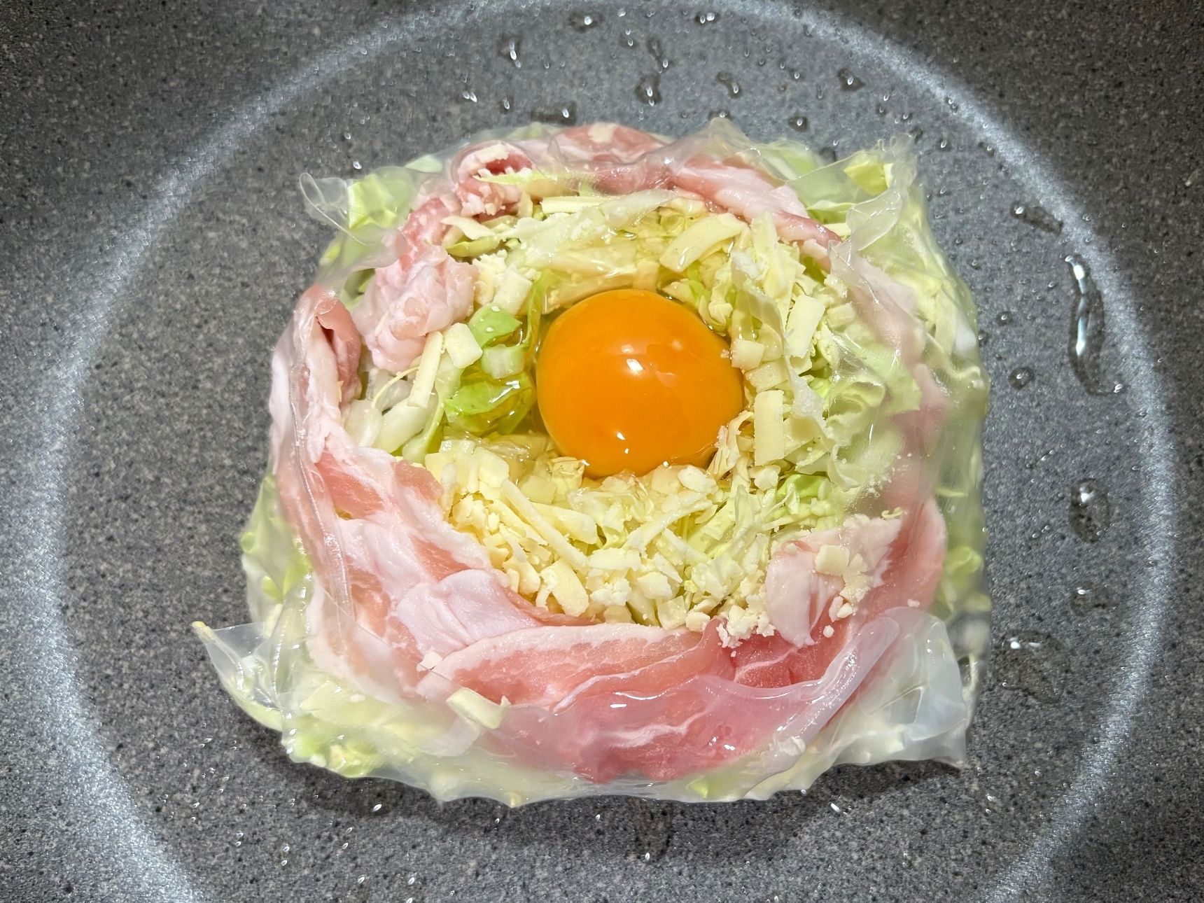 卵を落として、四角く包む