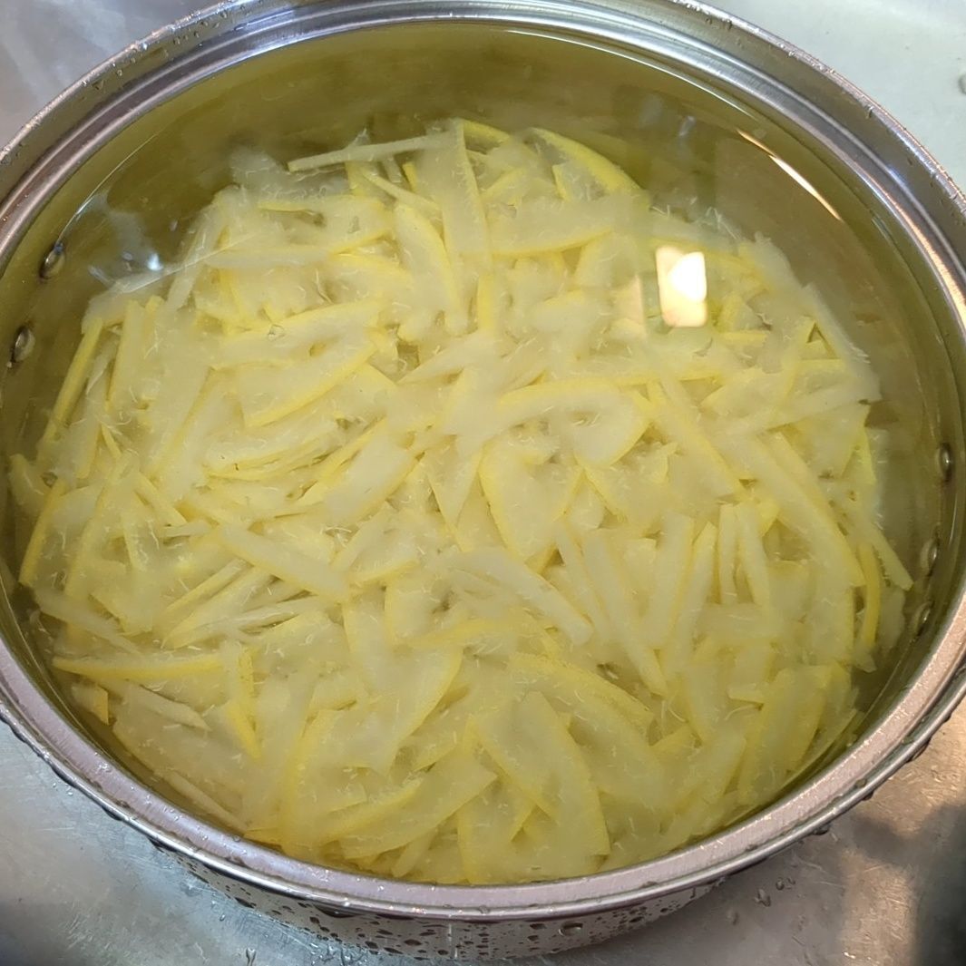 水にさらします。