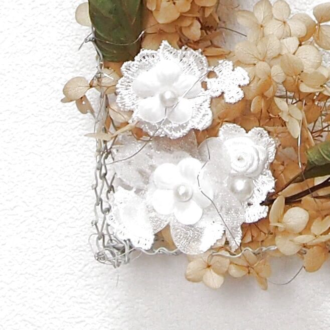 レースのアジサイ風のお花を切り取り、挿し込みました
