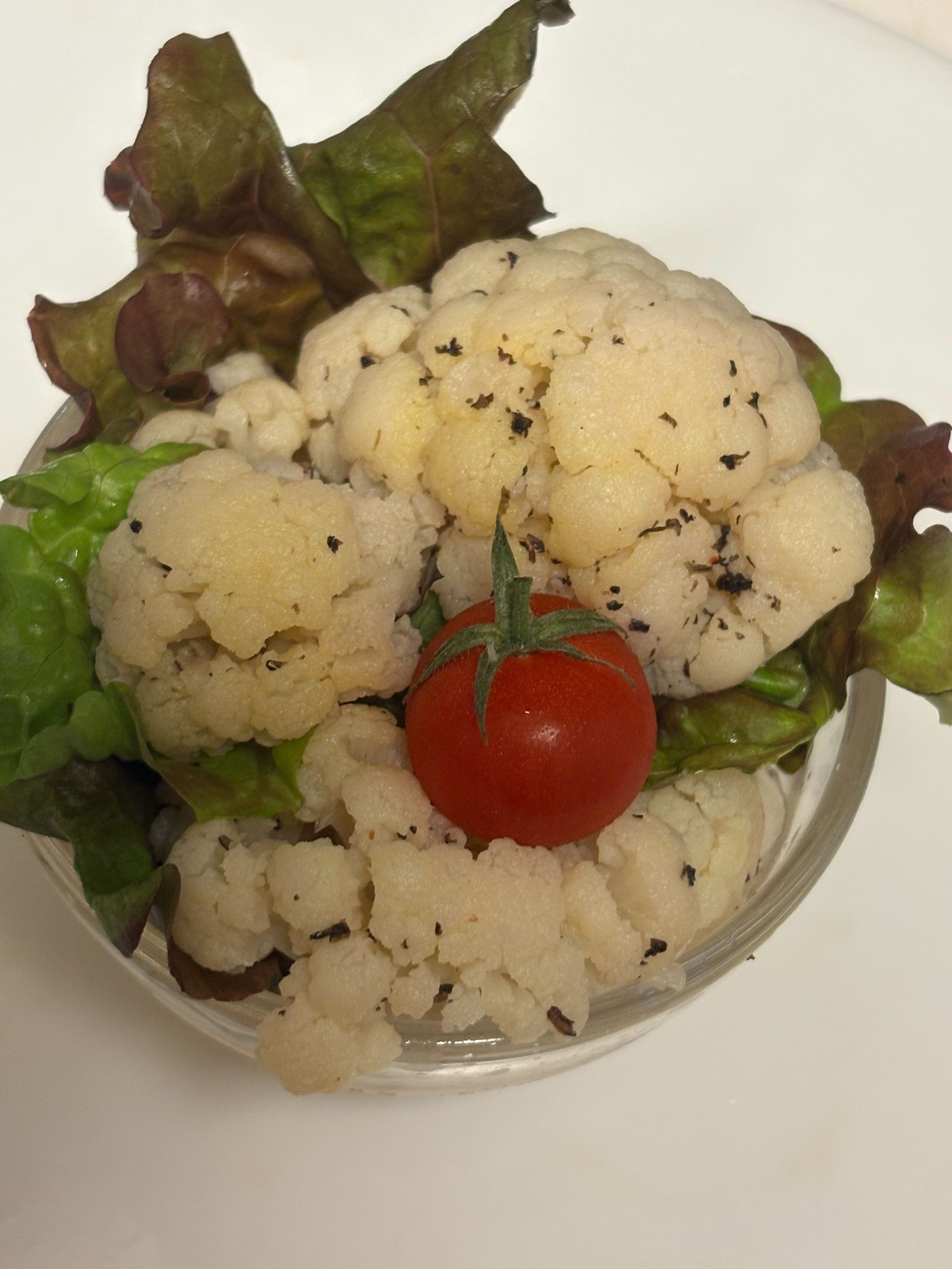 サニーレタスを葉の様に飾り ミニトマトを添えました。