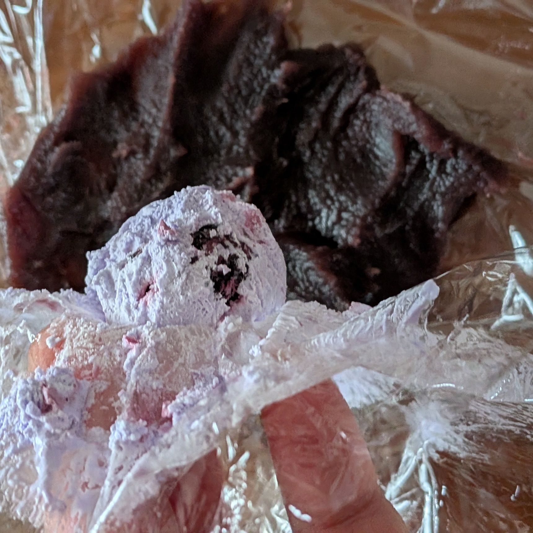 2. こしあんをラップに広げ、工程1を中にいれて丸める。冷凍庫で冷やしておく。