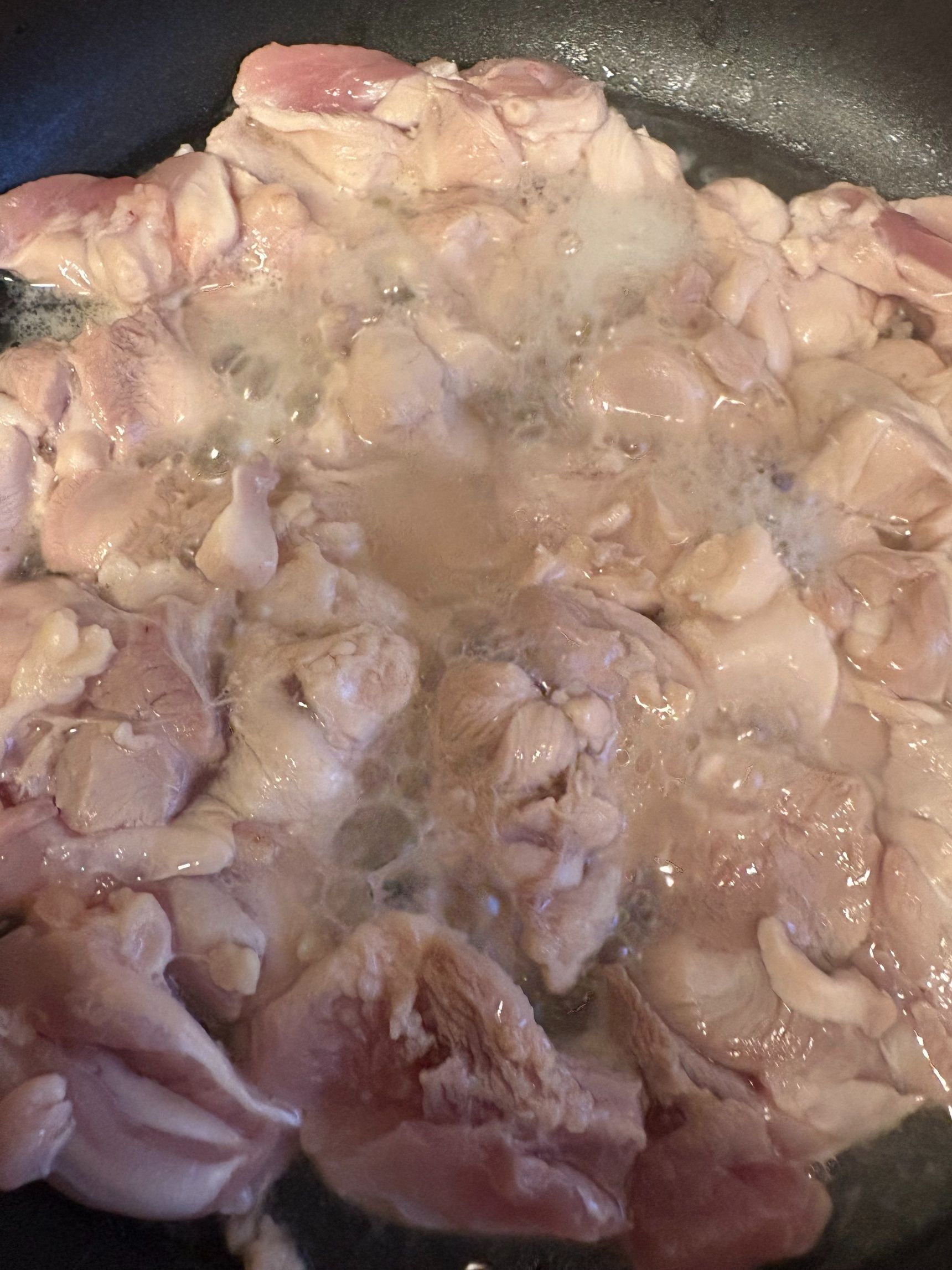小口に切った鶏肉を並べて日本酒をかけて蓋をし、酒蒸しします。