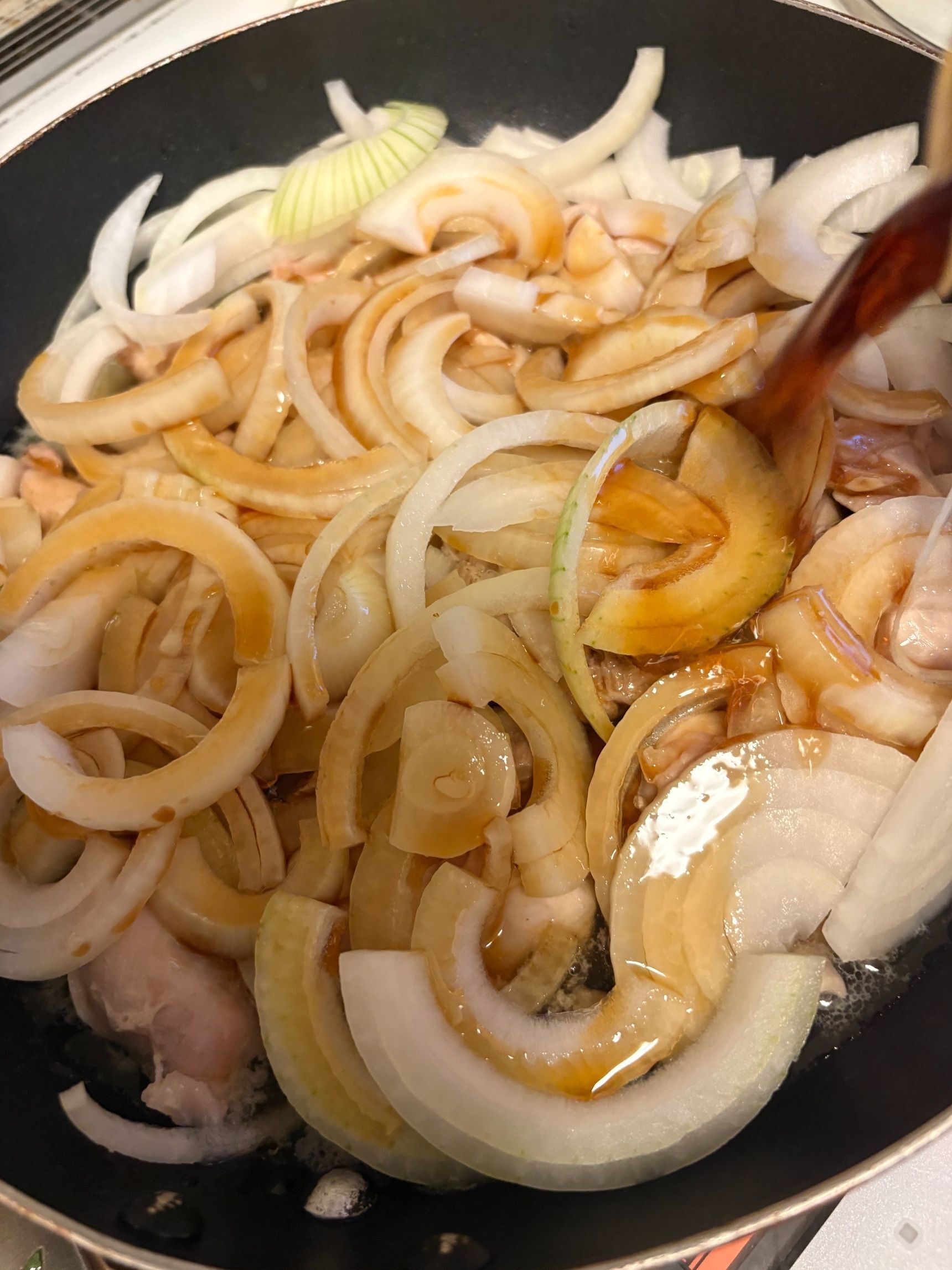 玉ねぎを入れたら麺つゆを加え、水を入れて濃い目のお味に調えます。