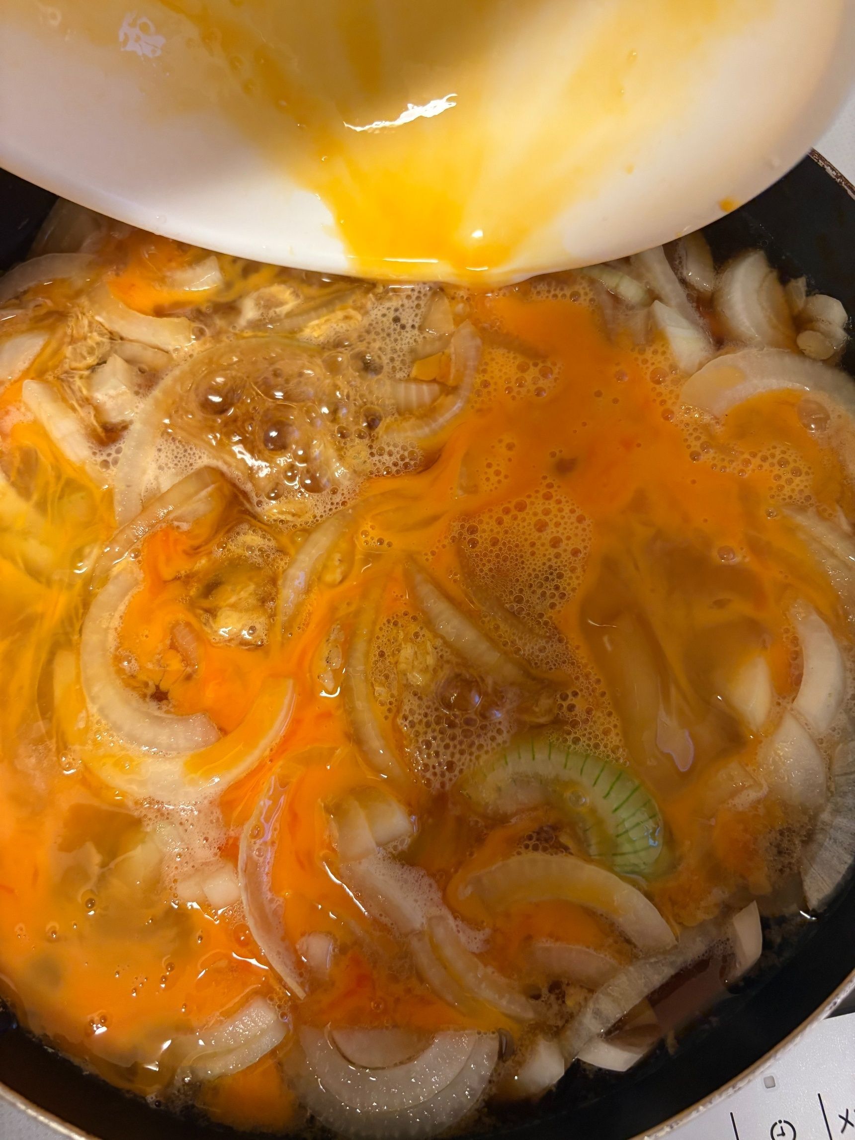 溶き卵を全体に回しながらかけます。