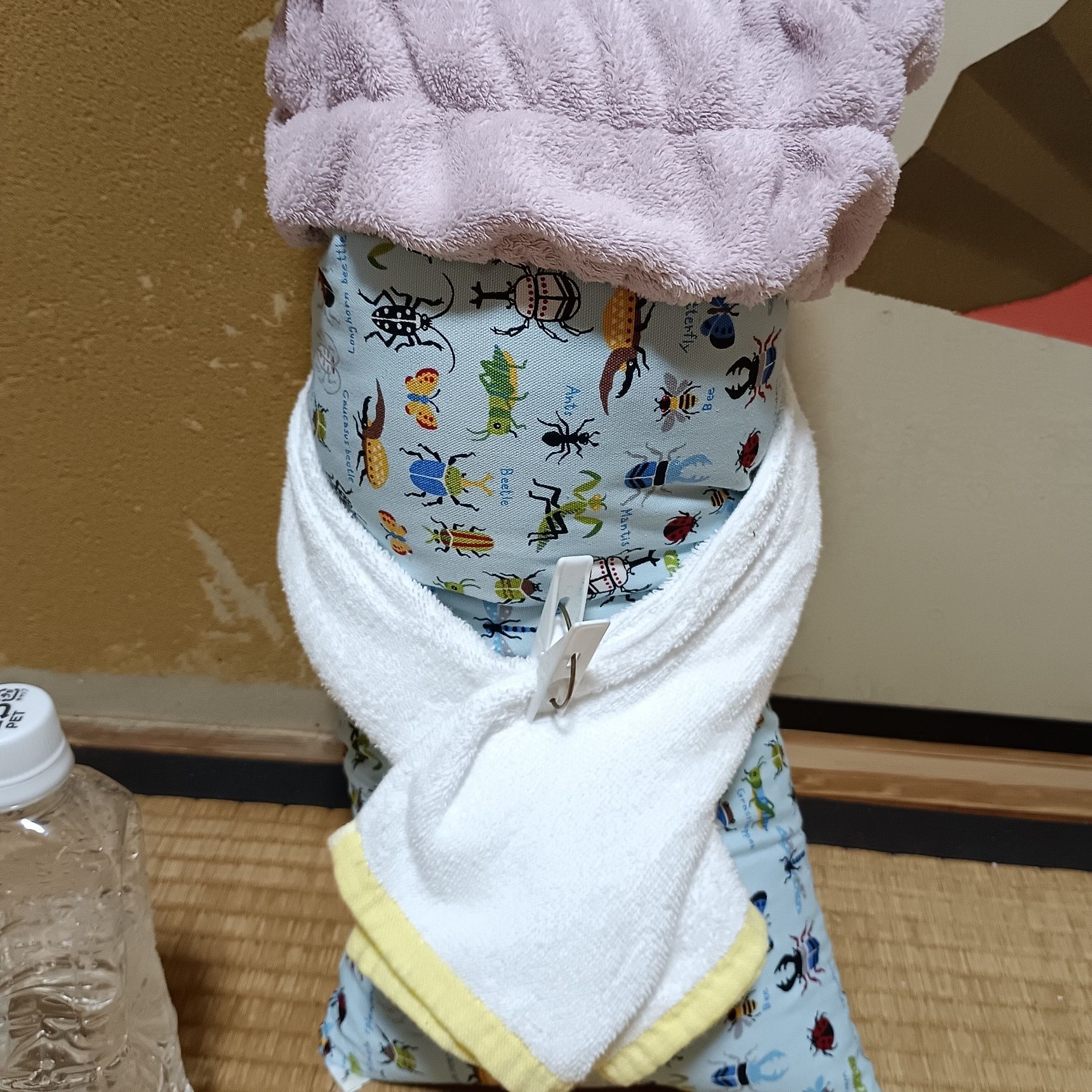 畑に行く時、洗濯ばさみを使ってタオルを巻きます