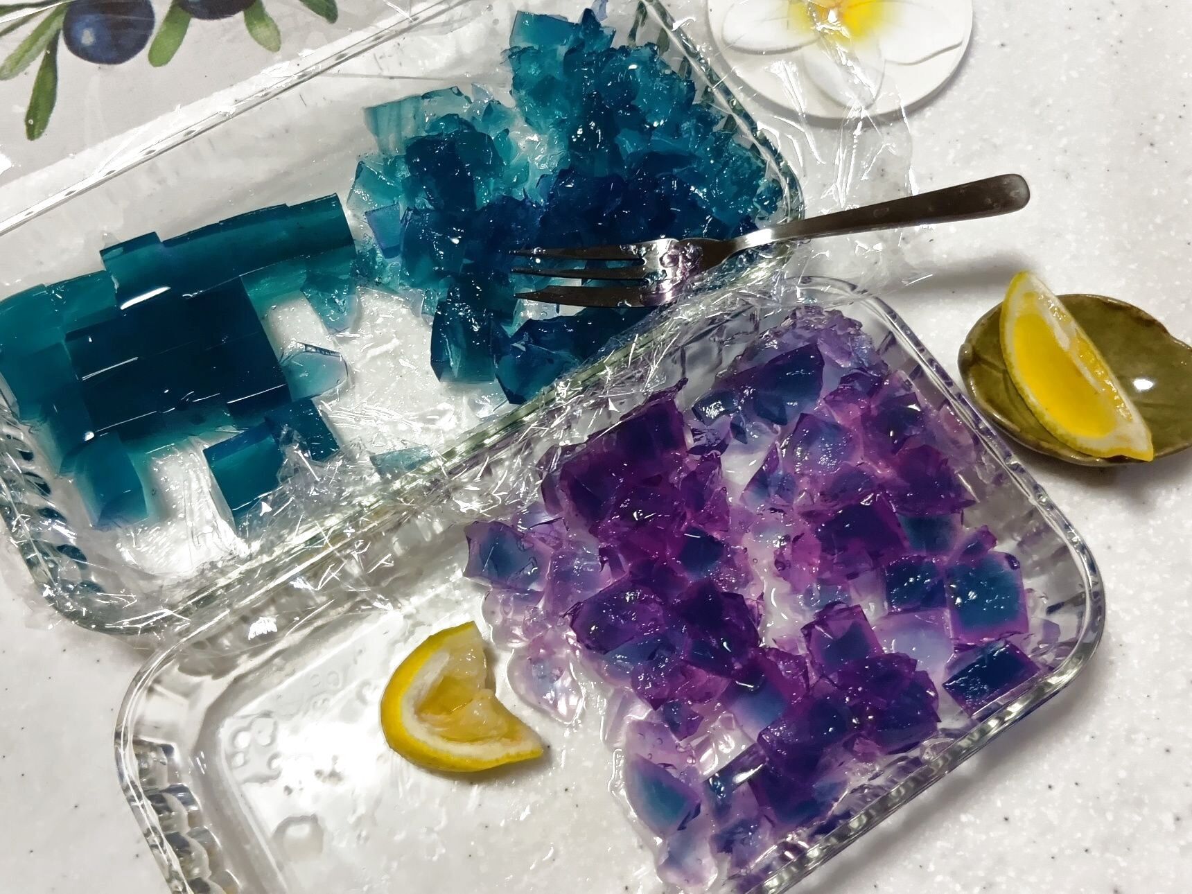 紫陽花の花（正式にはがく）を、バタフライピーで色付けした寒天で表現します。  もう少し短くするなら、