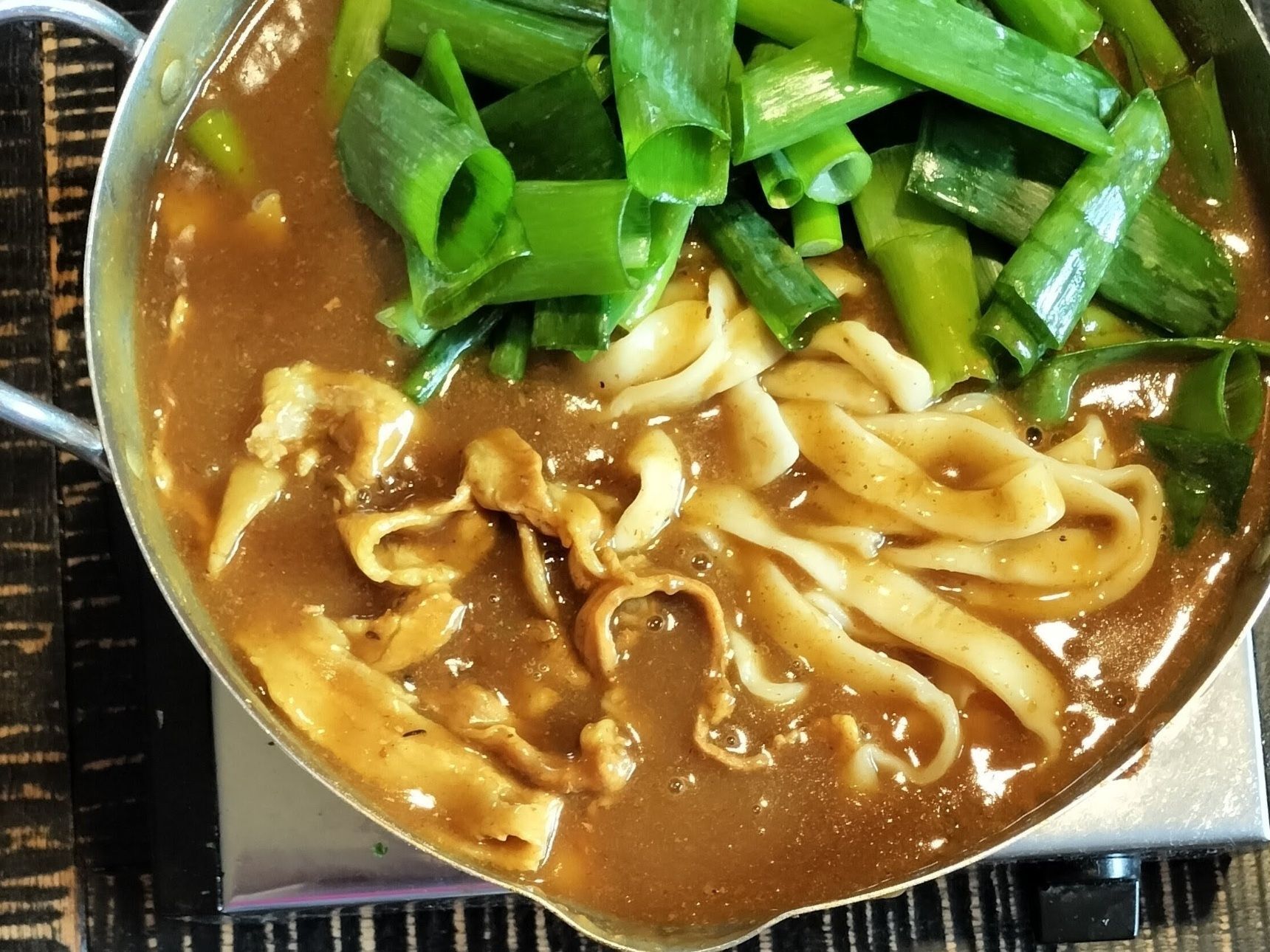 え？美味〜！コク旨濃厚もちもちカレーうどんにプチプチもちもちパックご飯を加えて食べると絶品！