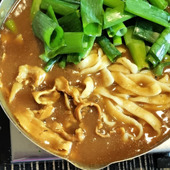 え？美味〜！コク旨濃厚もちもちカレーうどんにプチプチもちもちパックご飯を加えて食べると絶品！