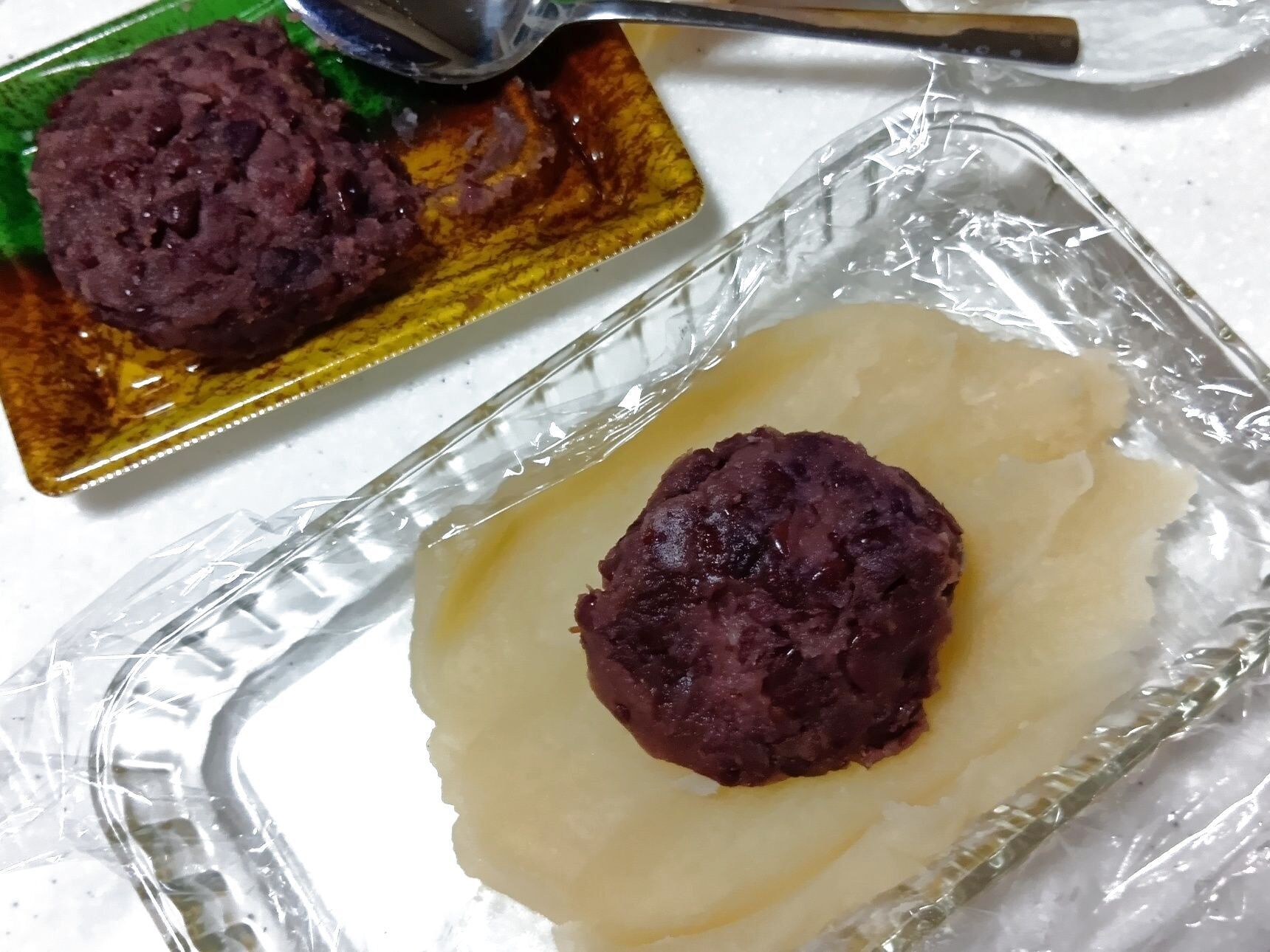 おはぎを白あんで包みます。