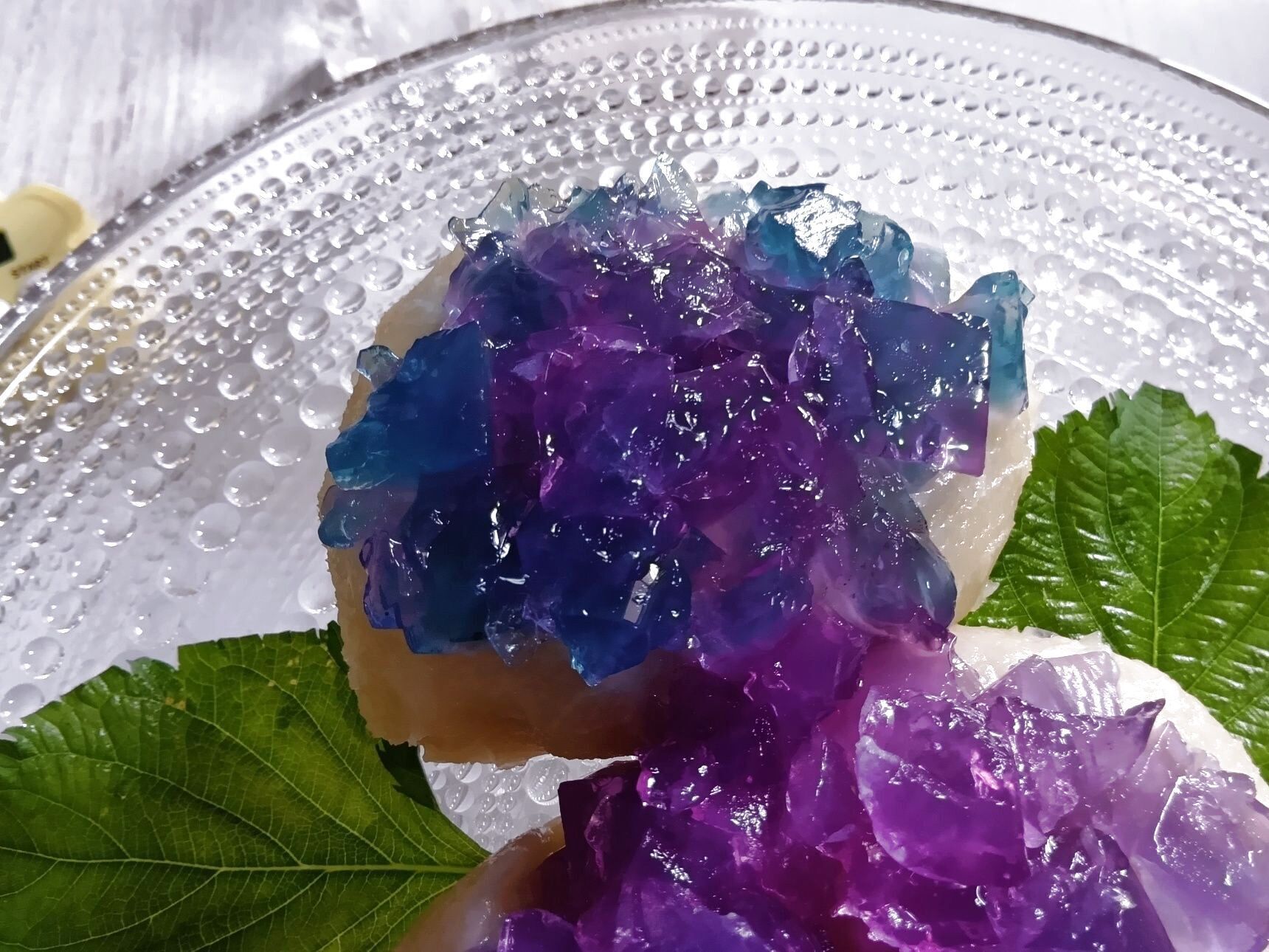 紫陽花の花言葉「移り気」のように、レモンをかけると青から紫へとゆっくり色が移ろいますよ！！！