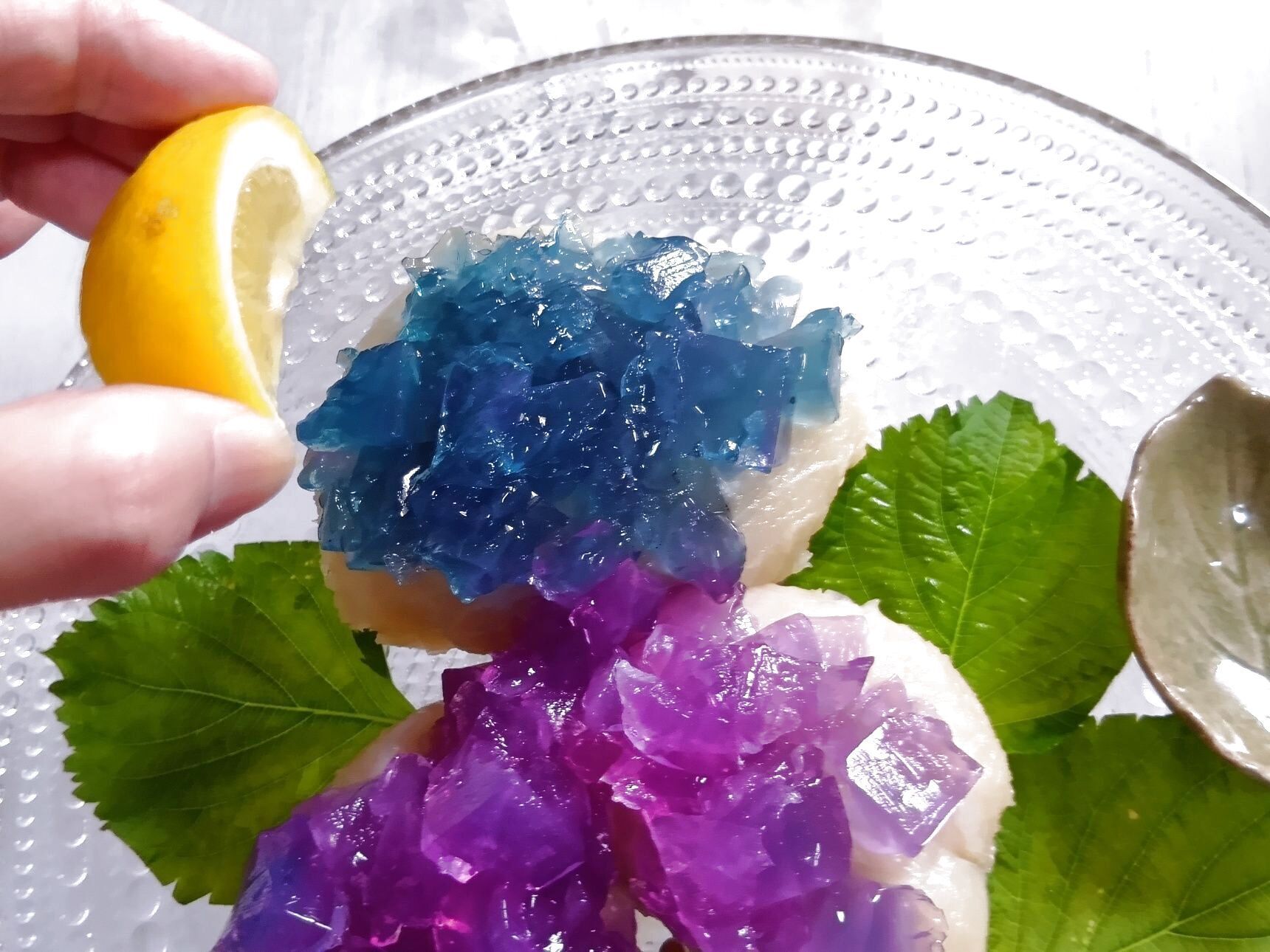 食べる際に、レモン汁を青い紫陽花の中央にかけると、色がすぐには変わらず、じっくりと青から紫へ移ろっていきます。紫陽花の色の変化を楽しむような演出も味わえますよ。
