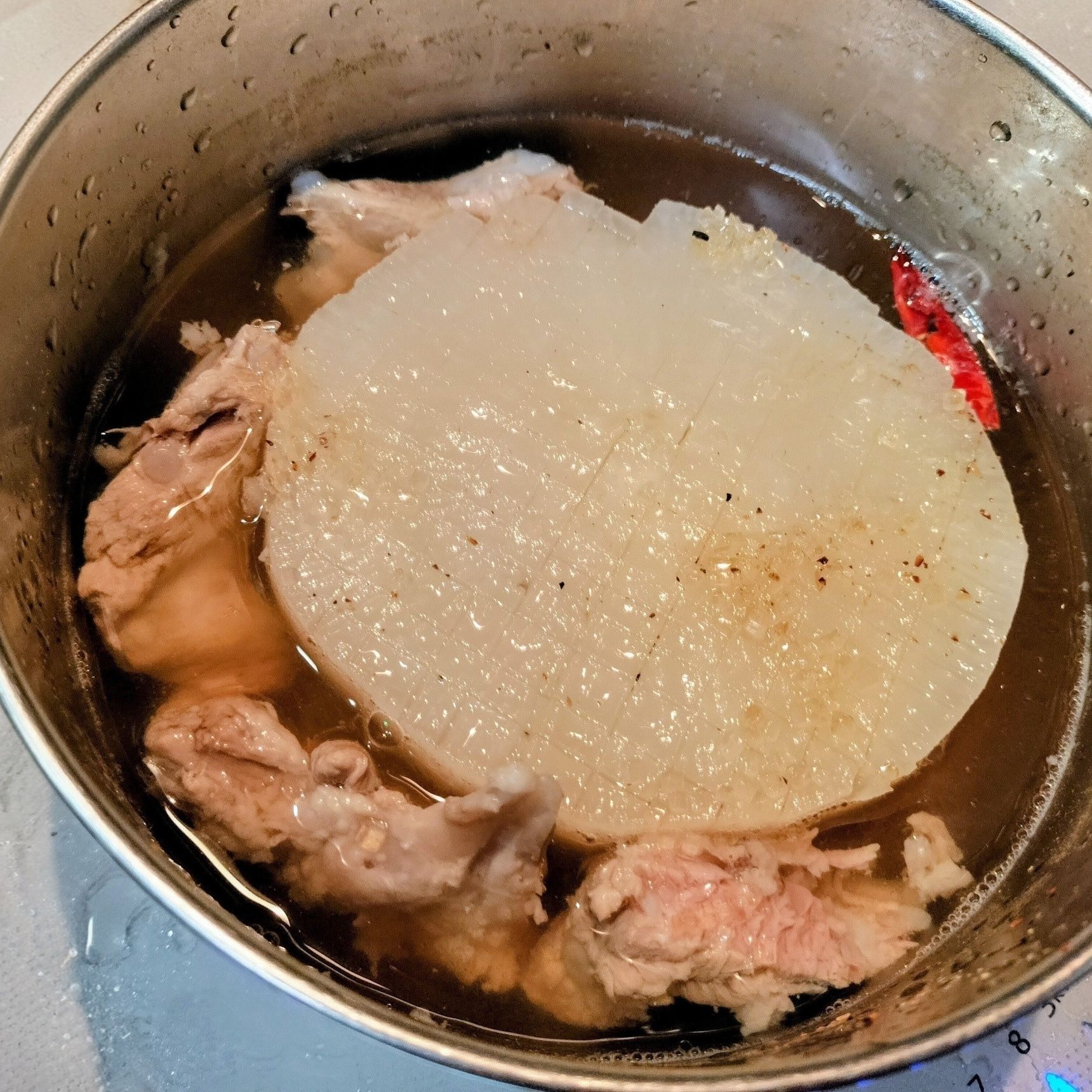 3、豚軟骨肉/煮汁と材料●を加えて、弱火で煮込む