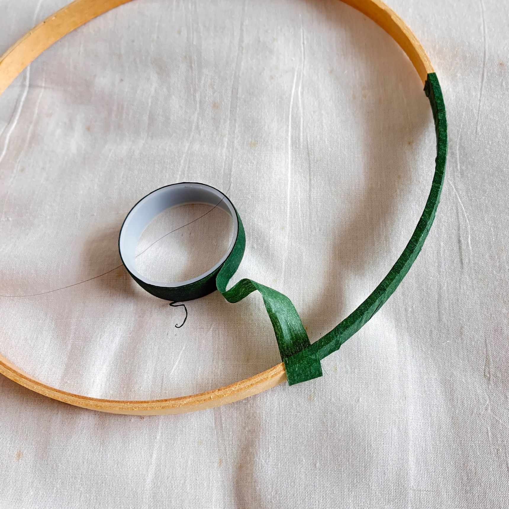 刺繍枠にもフラワーテープを巻きます
