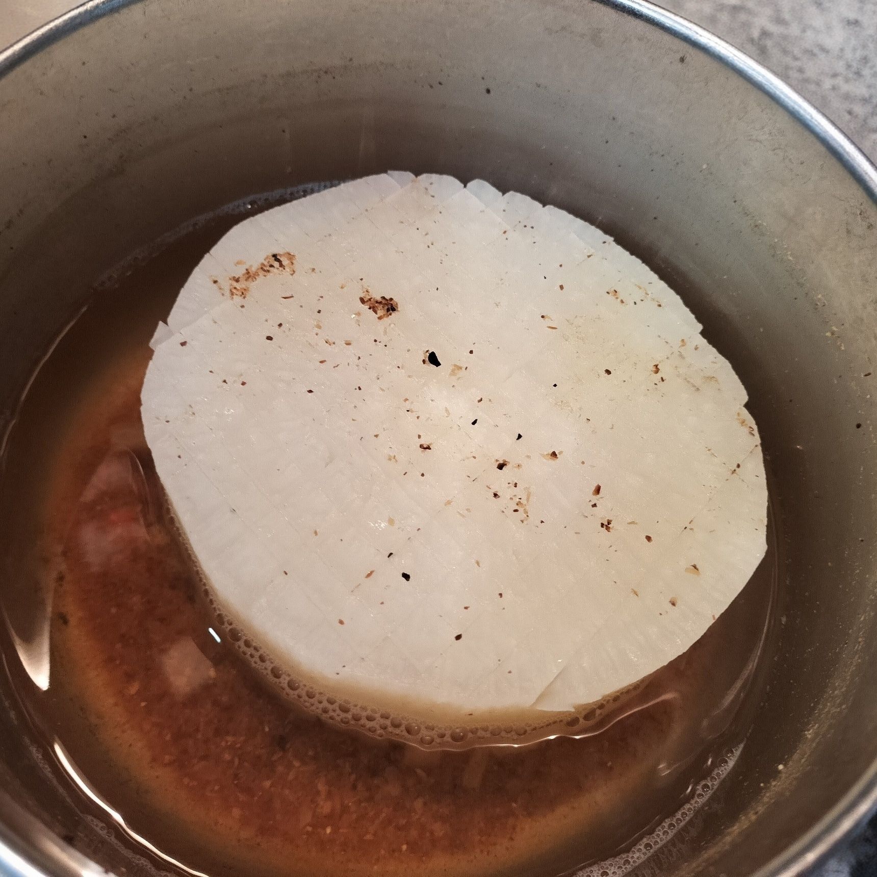 2、鍋に手順1の大根と煮干し（粗い粉末）を入れて、コトコト柔らかくてなるまで煮る