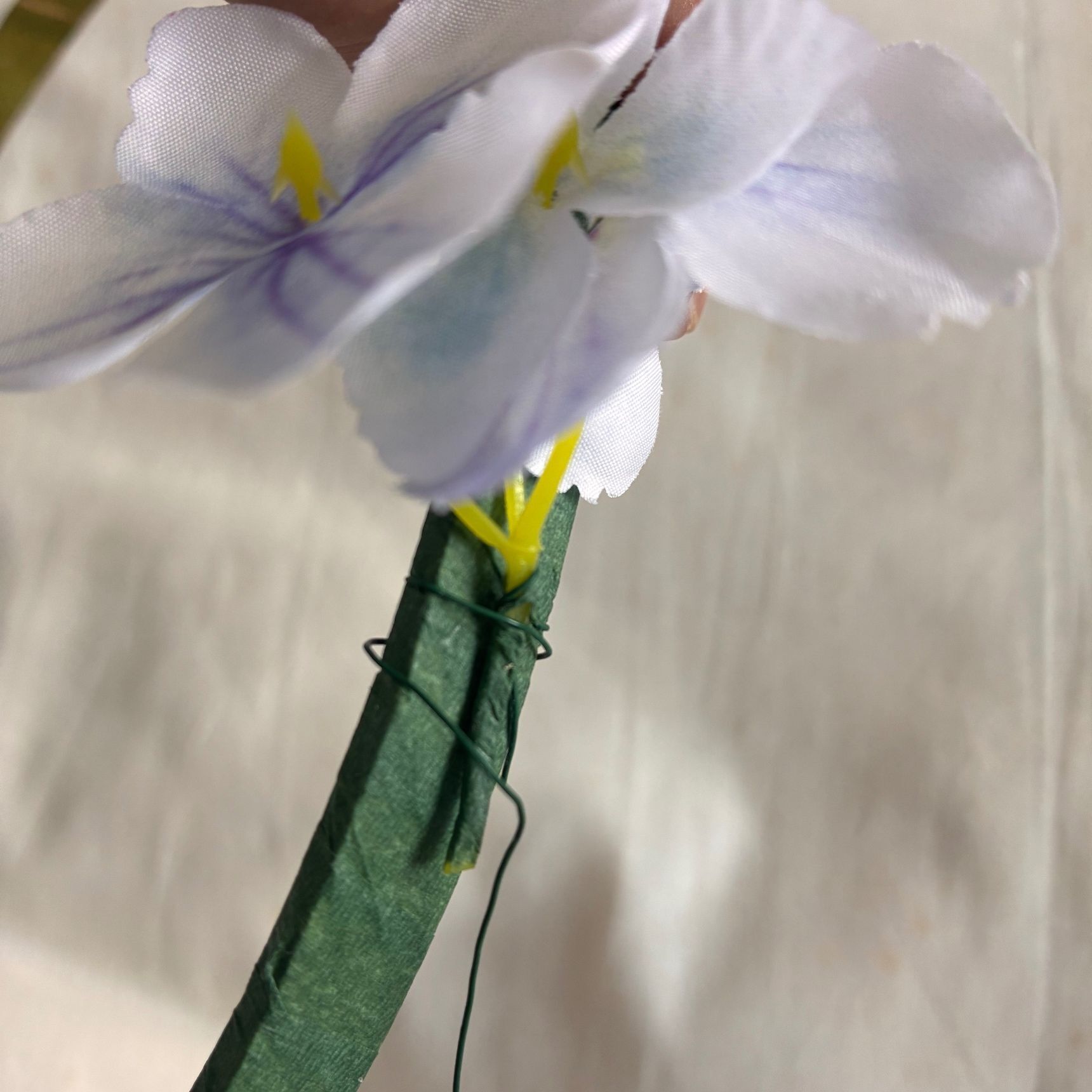 お花ひとつずつワイヤーで巻きつける