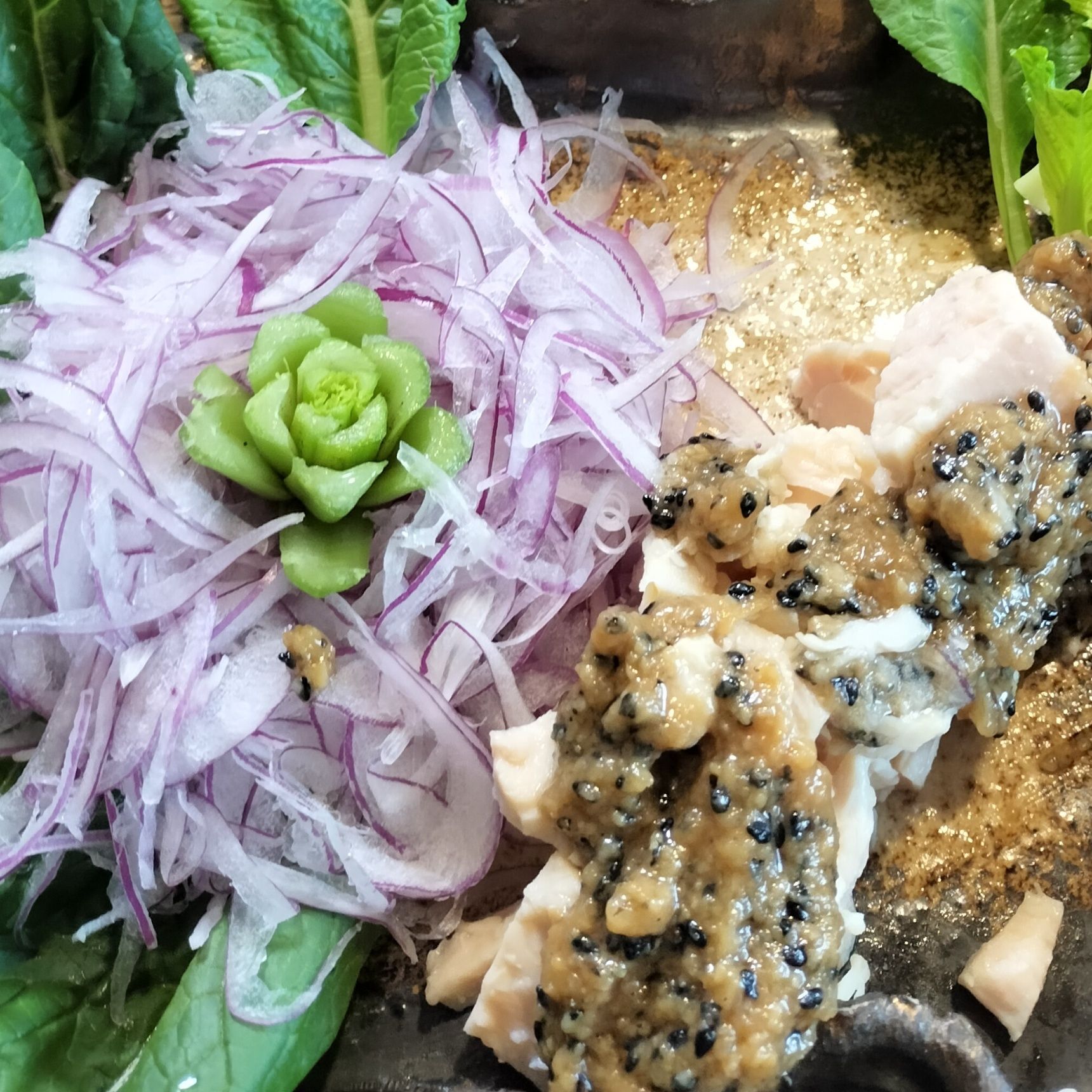 ゴマ香る和風味噌ダレと相性抜群！紫玉ねぎと鶏むね肉のサラダ！鶏むね肉の水煮缶使用！
