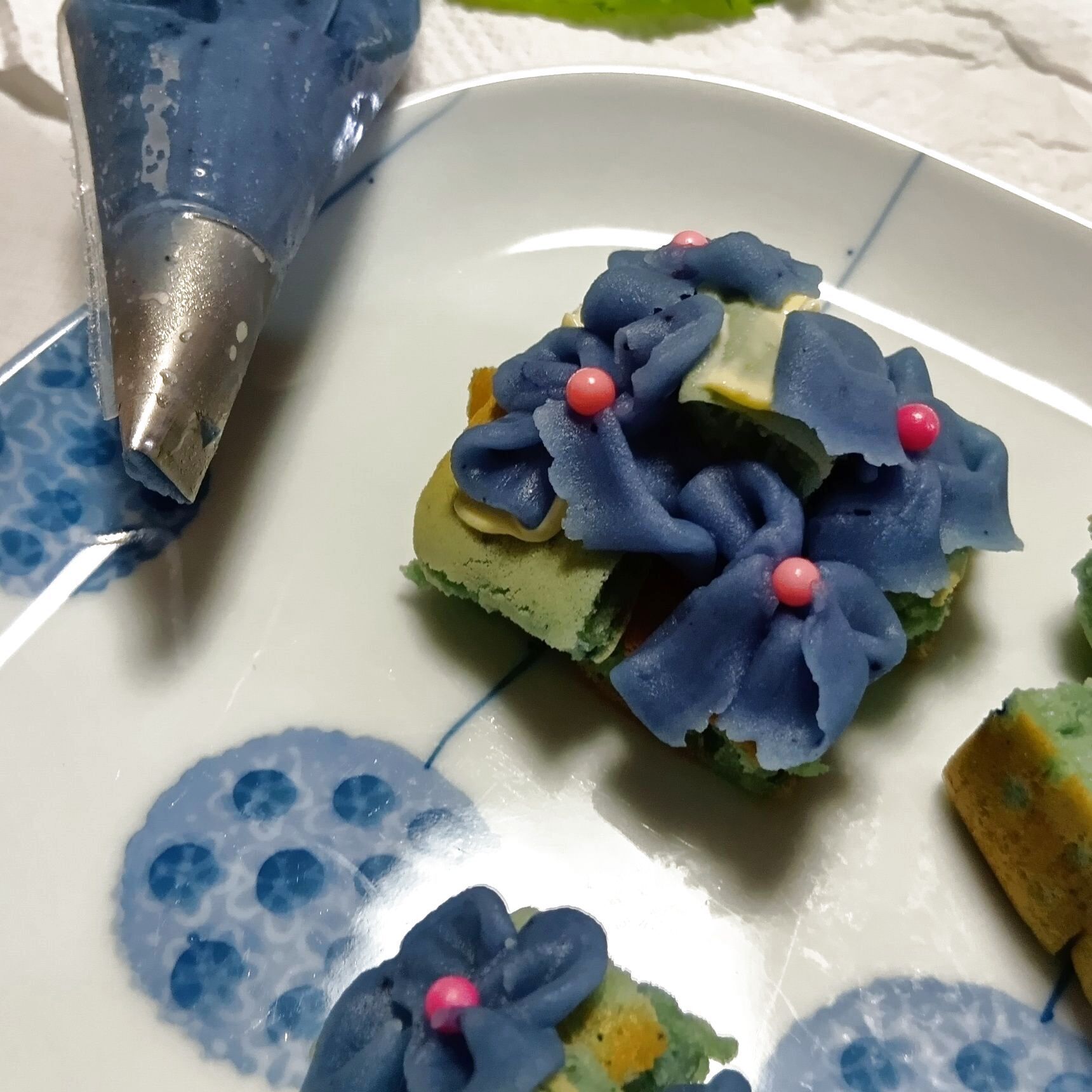 この作業がとっても楽しいんです！十人十色といいますか、作る人によって紫陽花の表情が少しずつ変わり、それぞれの個性が出てきます。世界にひとつだけの紫陽花を咲かせてみてくださいね。