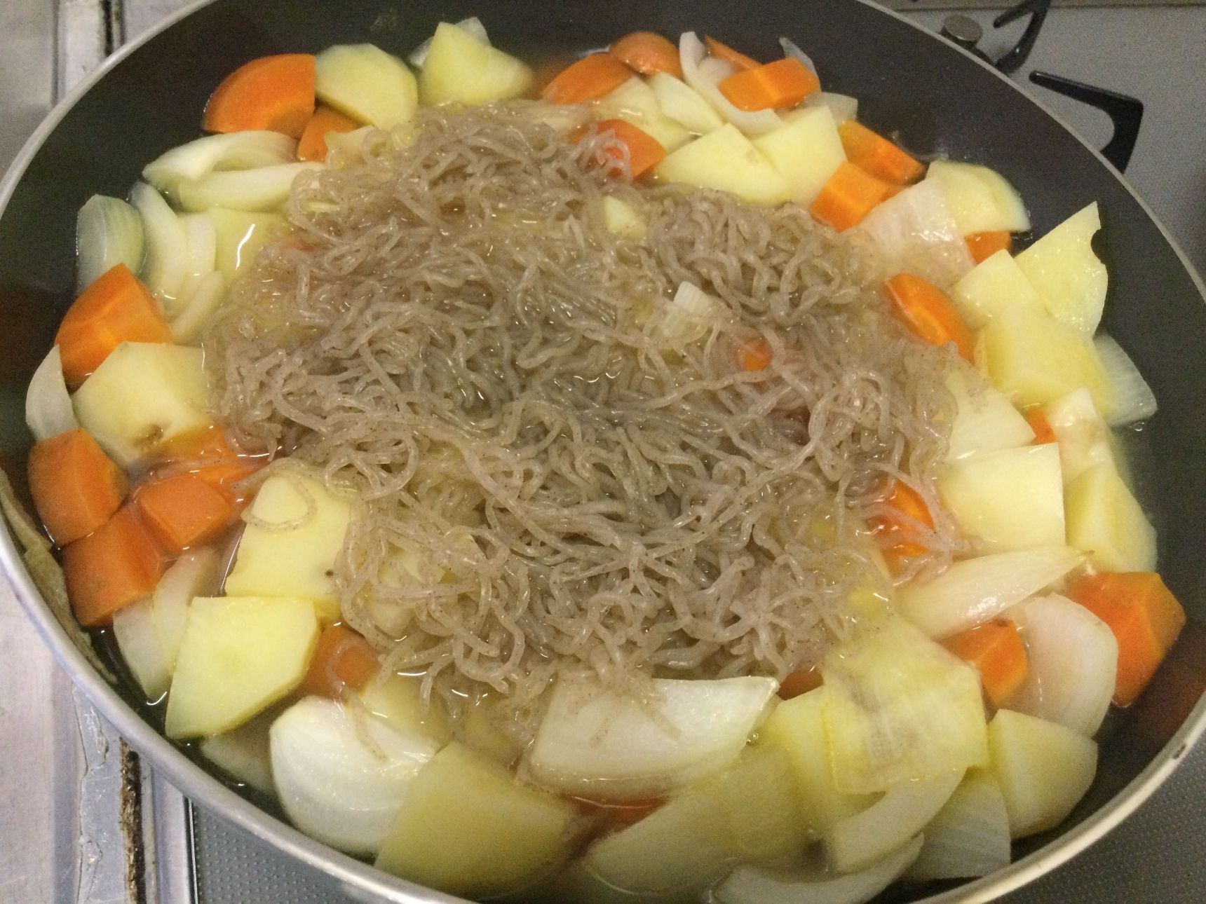 水と調味料と糸こんにゃくを入れます。