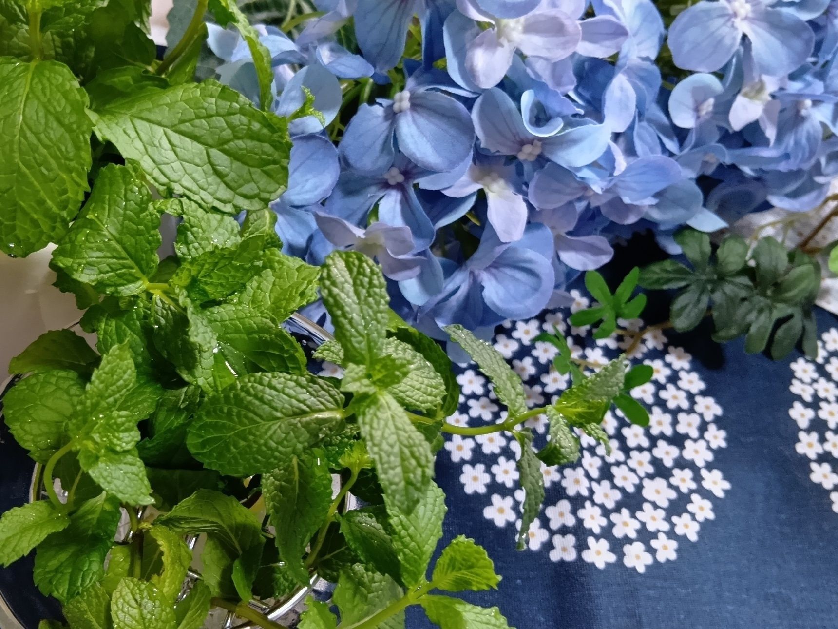 ミントの葉で、紫陽花の葉を表現！