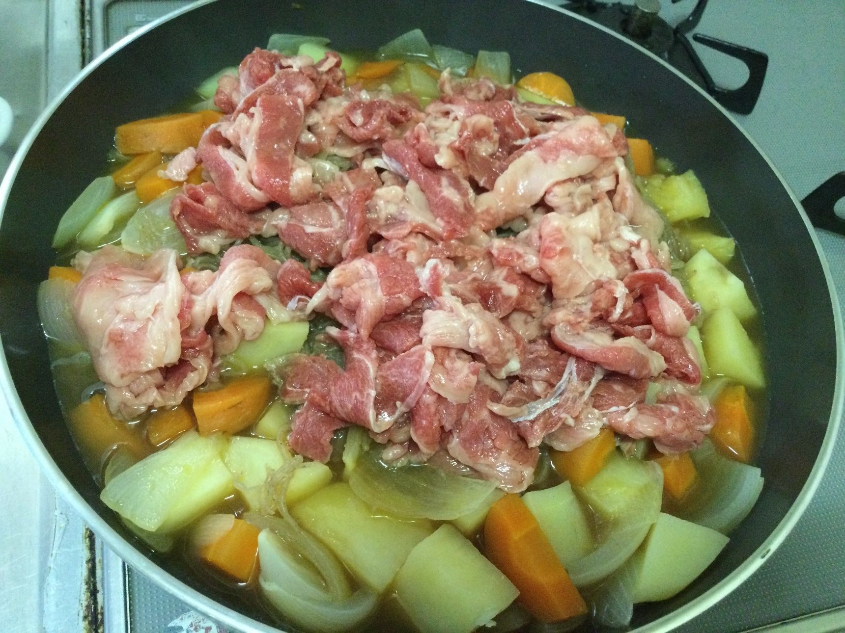 お肉を入れます。