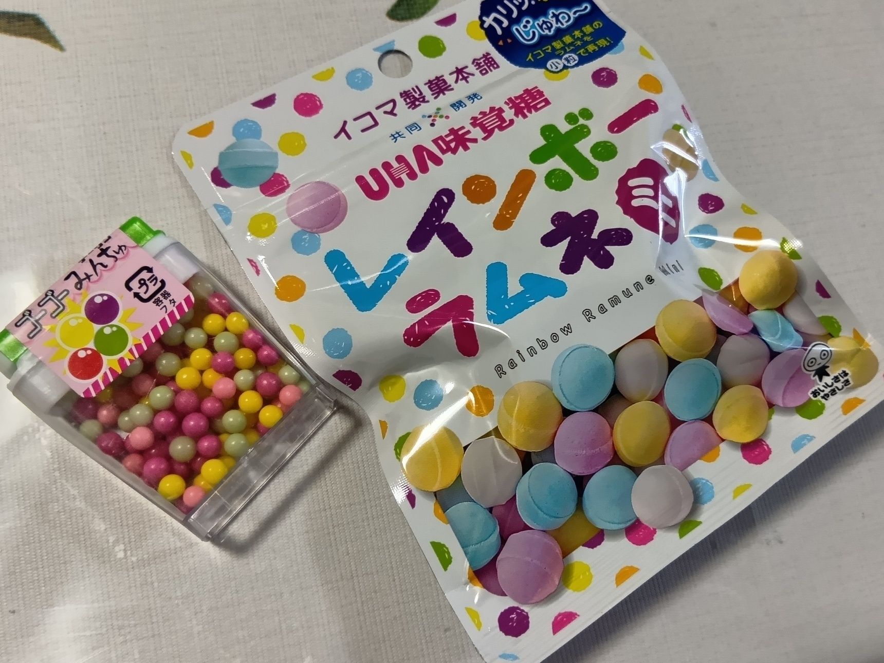 初夏らしく、ラムネ菓子など、爽やかなお味のお菓子を2種類用意しましたよ。
