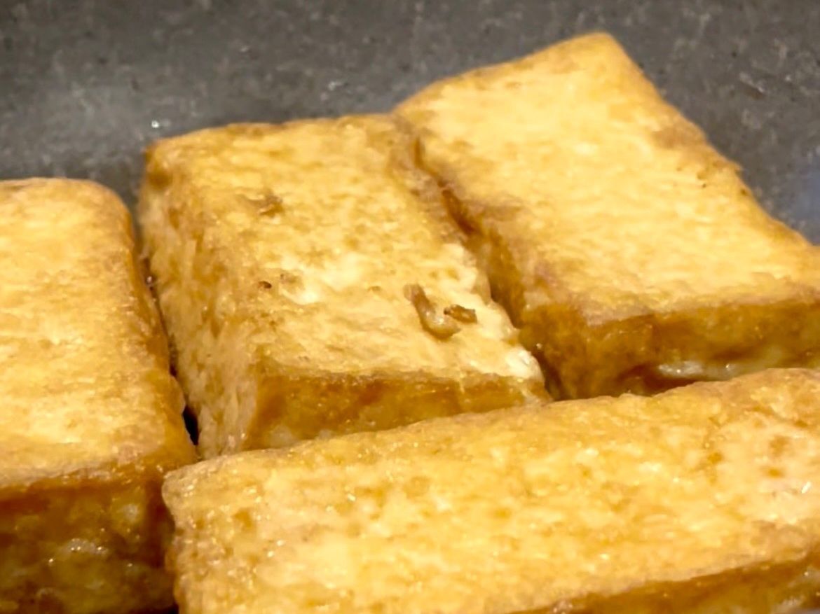 ②厚揚げを焼く