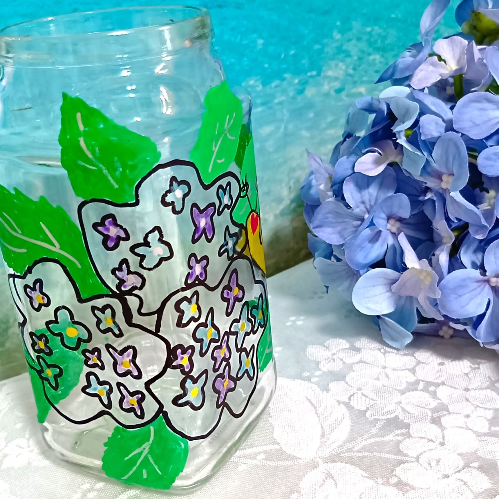 童心に返ったような気持ちで描きましたが、紫陽花の季節に、紫陽花のイラストを自由に描く時間はとても楽しく、しかもそれがガラスという素材の上で広がっていくのが新鮮でした！