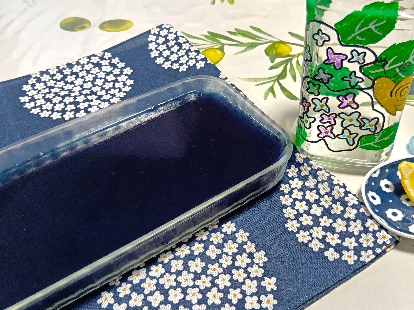 天然色素のバタフライピーを使用した青いゼリーは、昨晩作っておいたものです。簡単な作り方も紹介しますね。