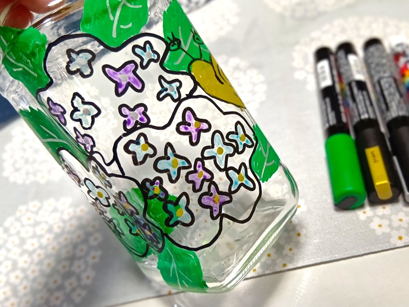 四角い形の瓶を使用しているため、今回は2面ほどに繋げて紫陽花のデザインを描いています。角度によって見え方が変わるのもポイントです。