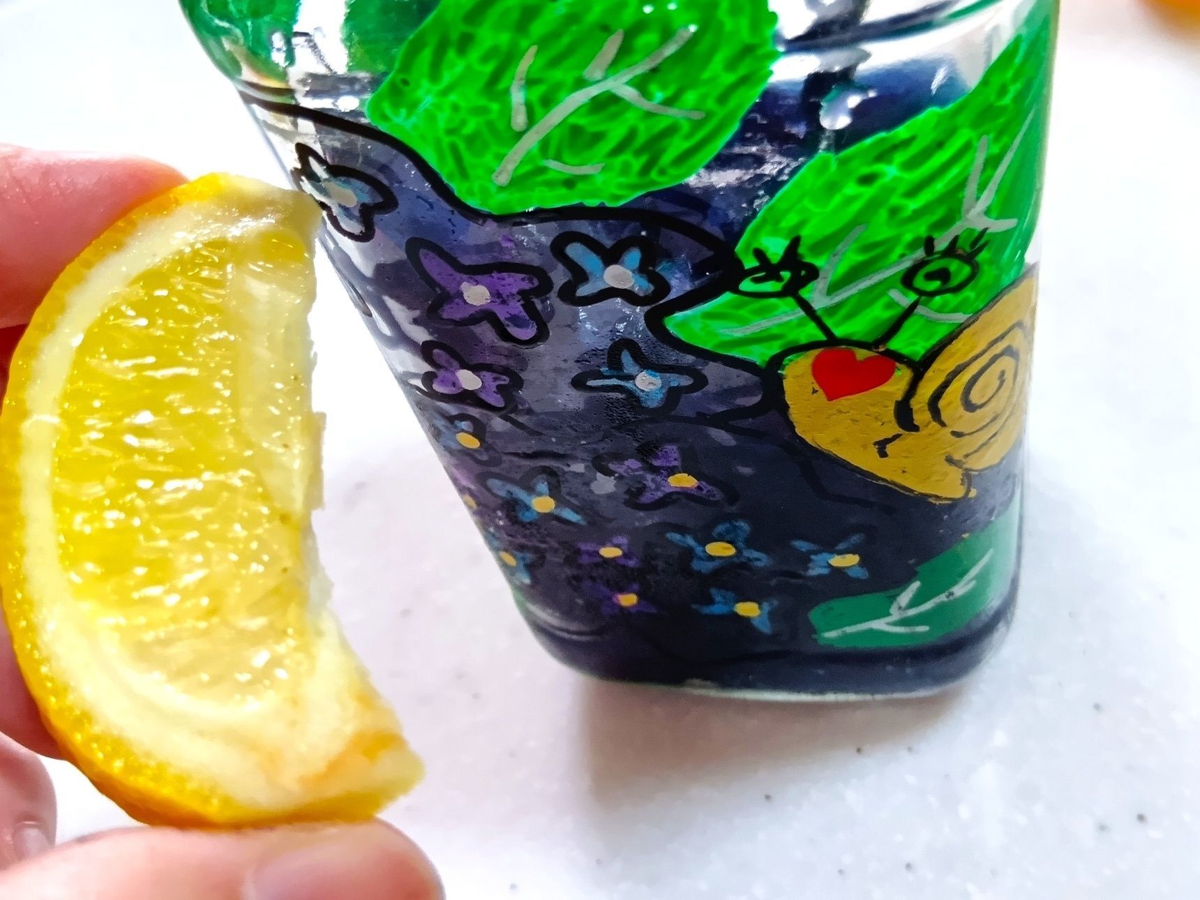 でね、レモンをしぼって入れるとね、魔法のように色が変化します！