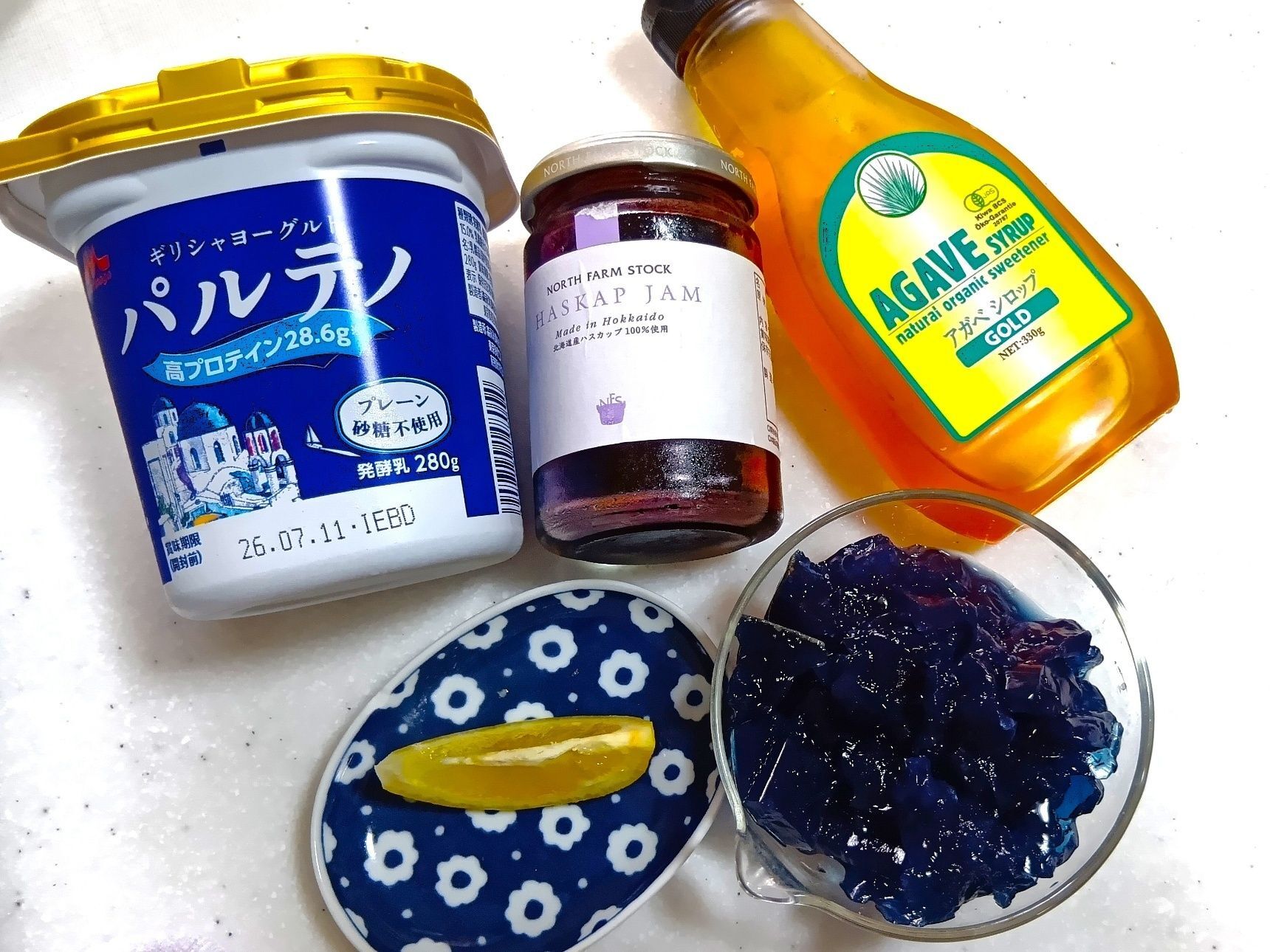 この青いゼリーを使ったヘルシーなヨーグルトのおやつも紹介しますね。