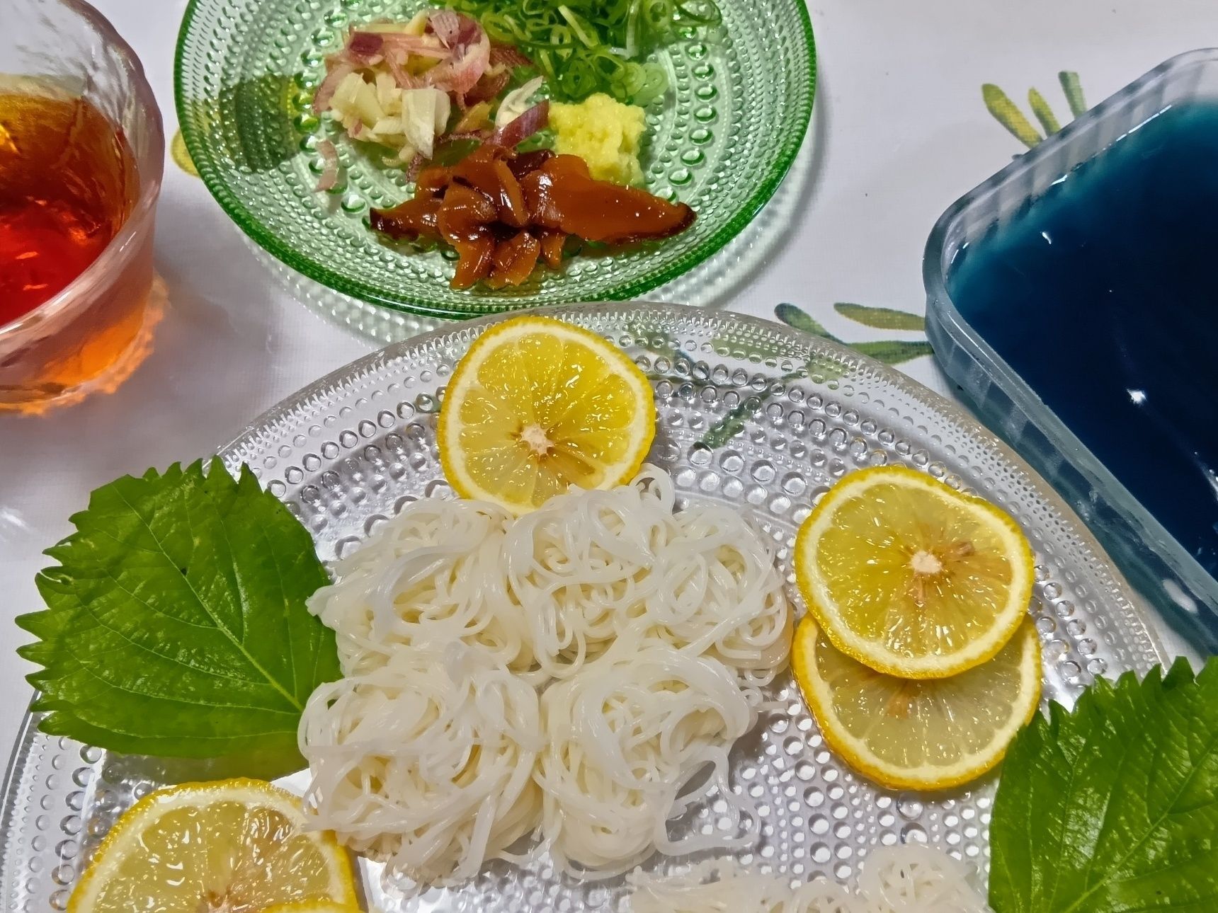 初夏にうれしいそうめんを紫陽花に見立て、楽しく作って美味しくいただきました。