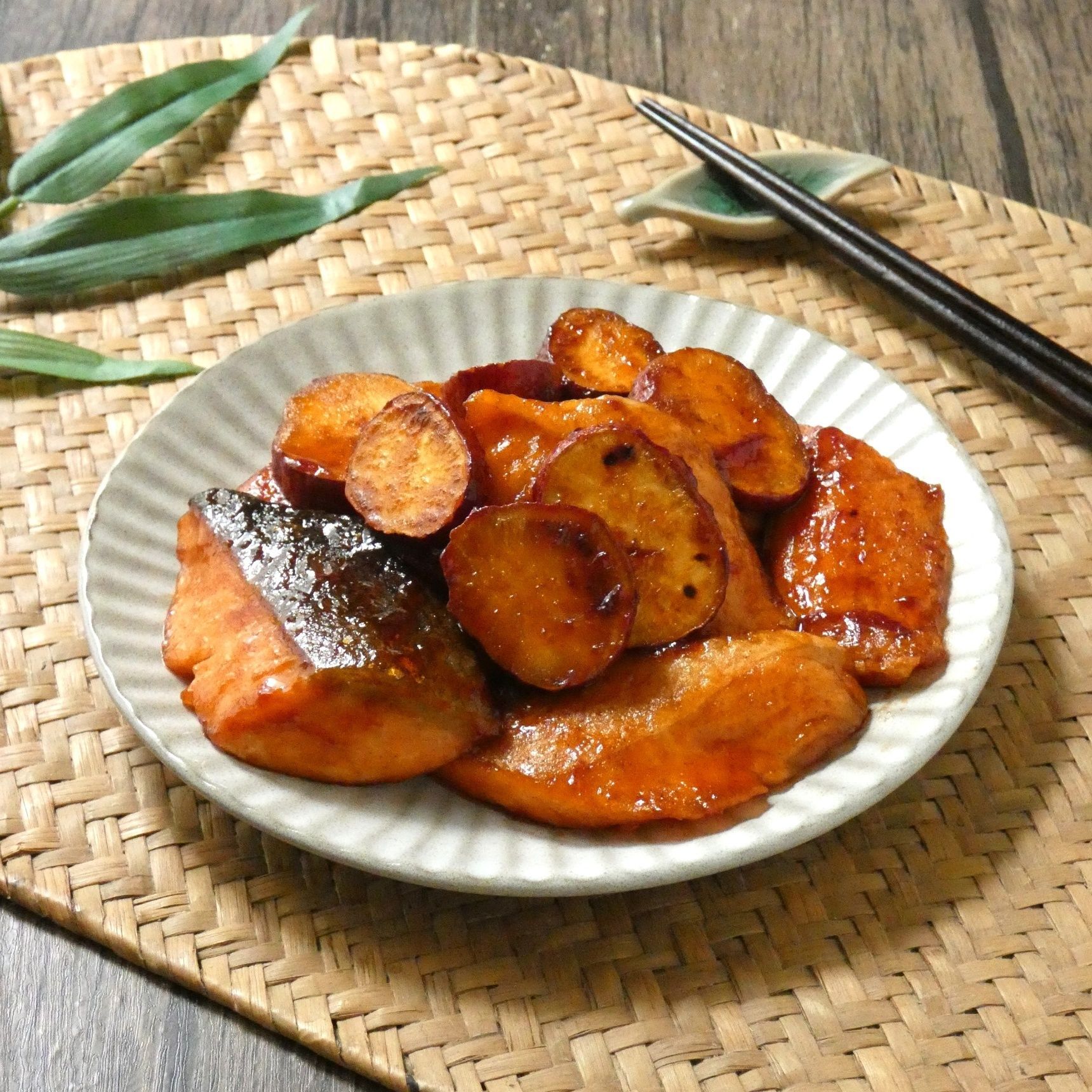 メイン材料2つだけ！「鮭とさつま芋の甘酢炒め」