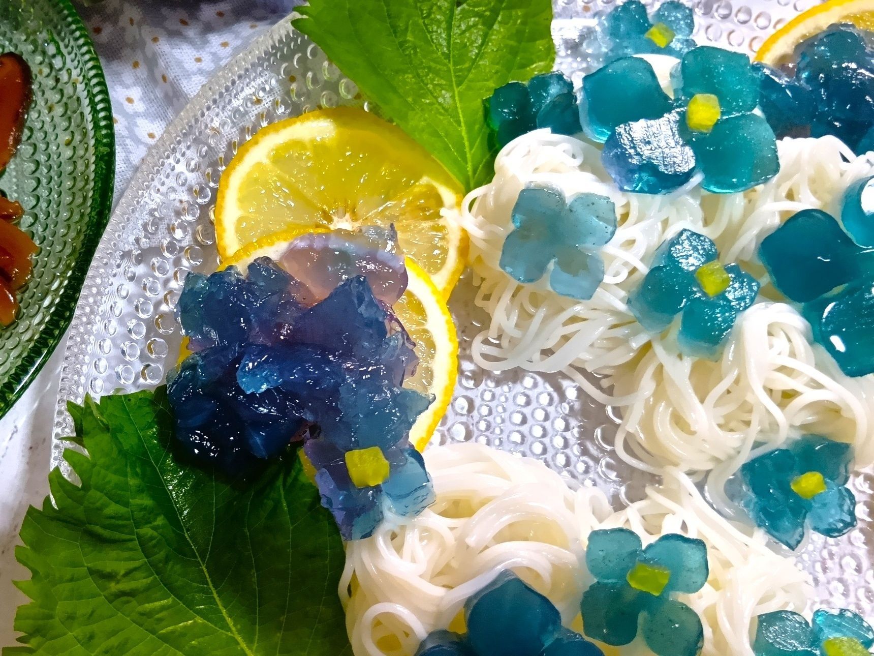 まわりには輪切りのレモンを添え、その上にクラッシュした青いゼリーを紫陽花の花に見立てて飾りました。見た目も涼やか！