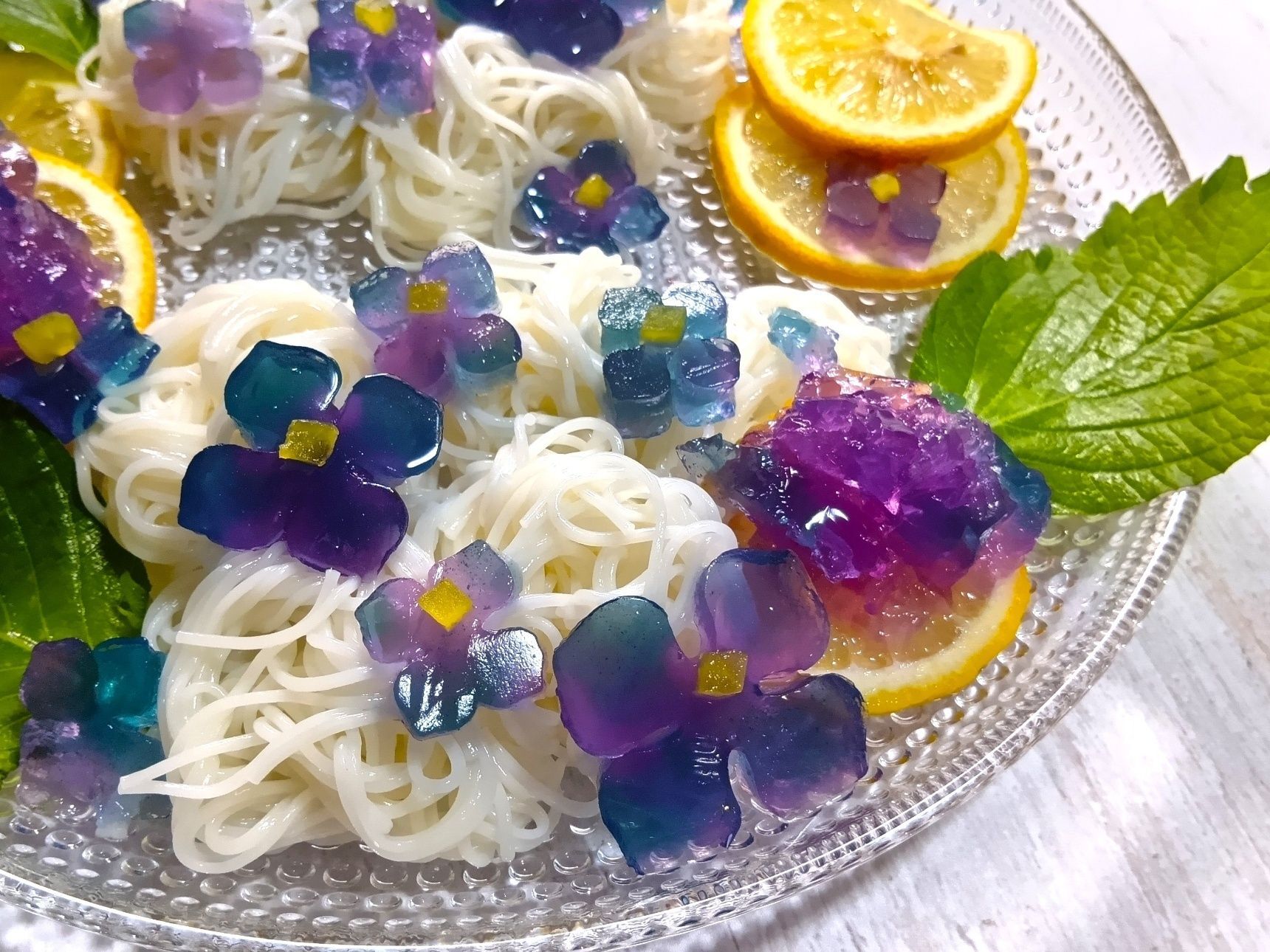 まるでマジックのよう。紫陽花の色が移ろうように、青から紫へと変化していく様子は、見ているだけでもワクワクします。