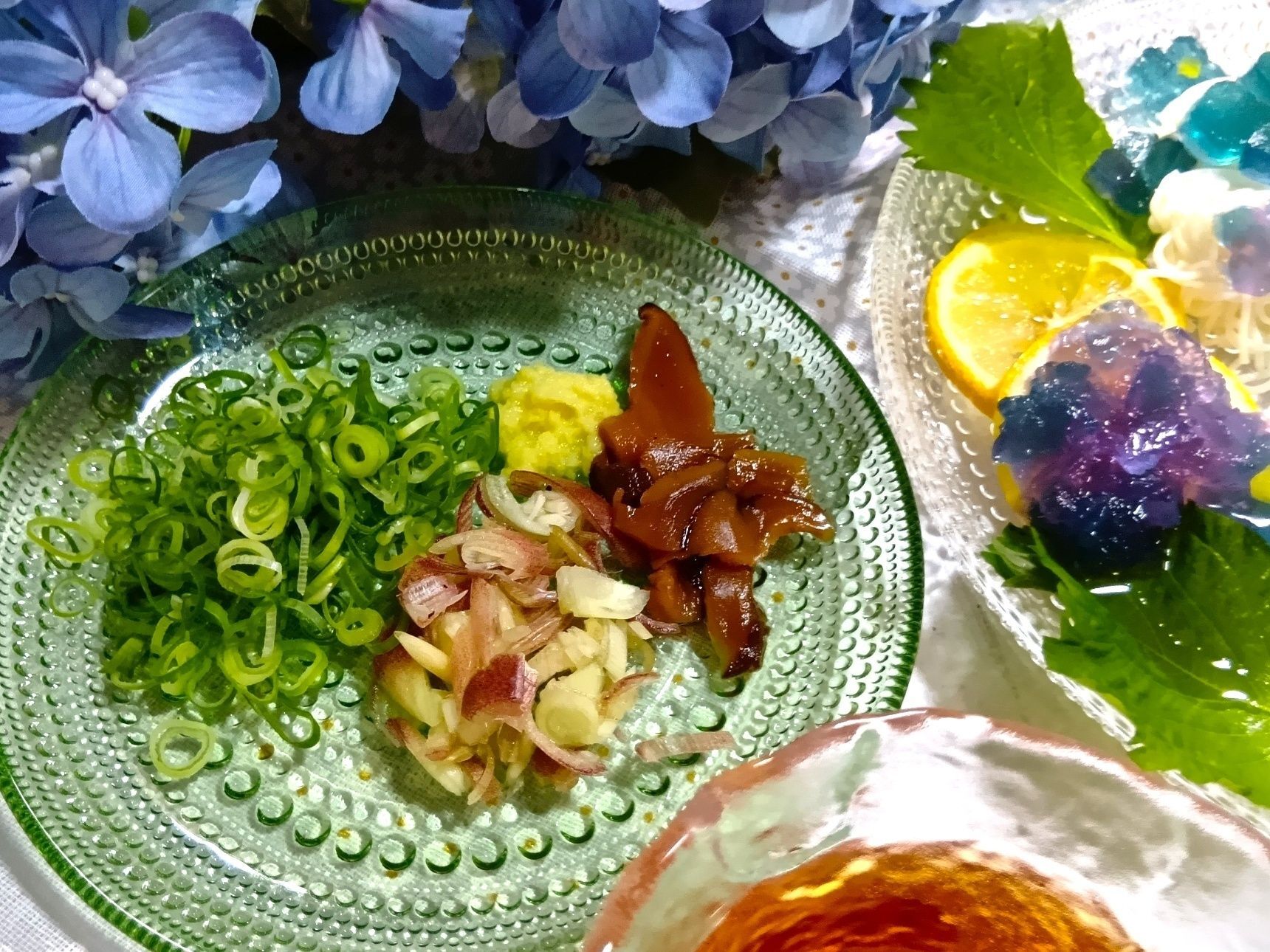 薬味には、すりおろししょうが、そうめん用のしいたけの甘辛煮、刻みねぎ、みょうがなどを添えています。お好みの薬味を合わせながら、さまざまな味変を楽しめるのも嬉しいポイントです。